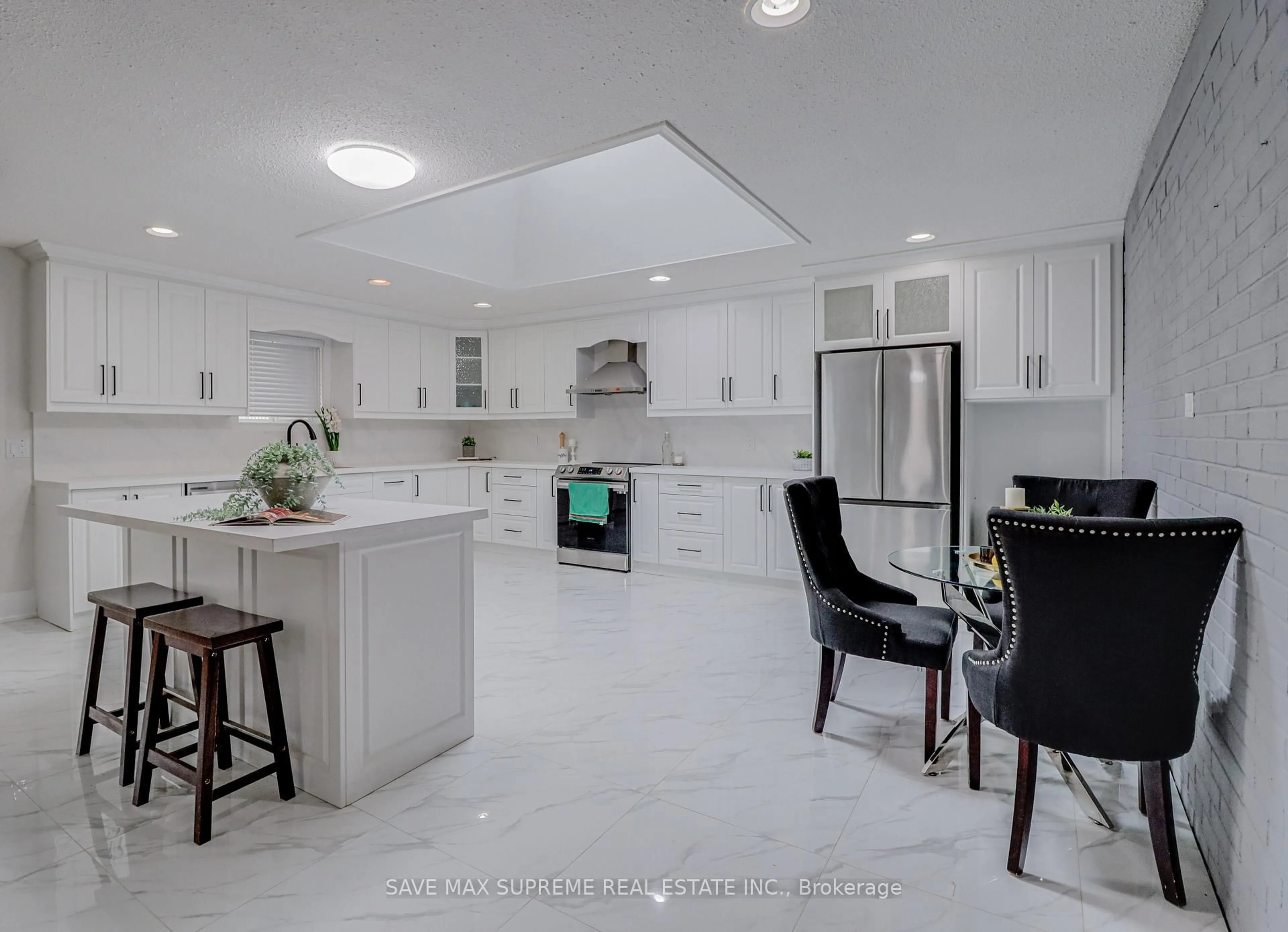 Open concept kitchen, ceramic/tile floor for 10 CURTISS Crt, Barrie Ontario L4M 2M7