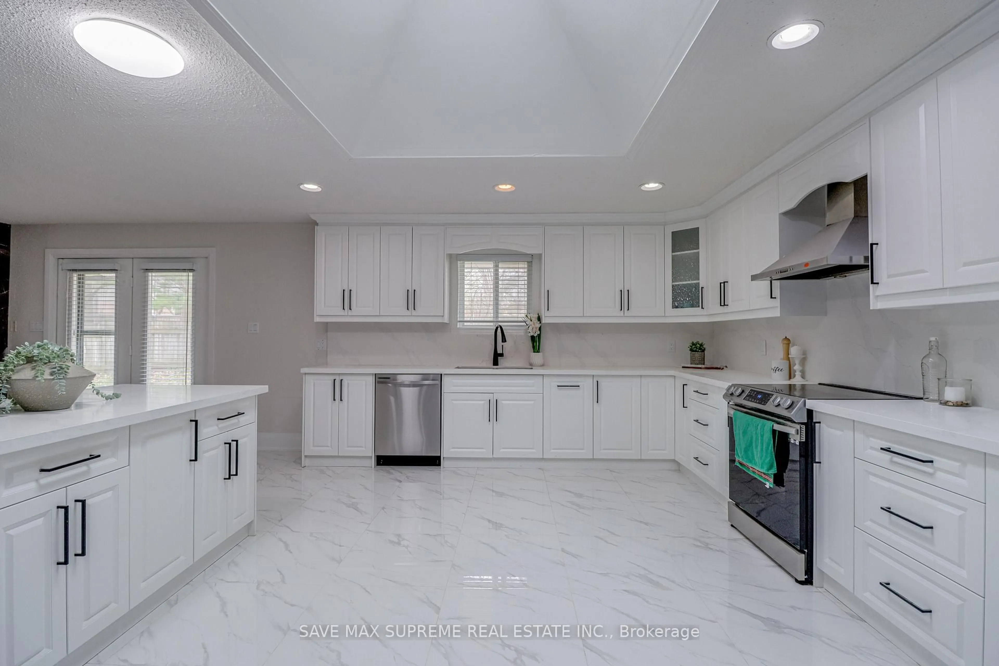 Open concept kitchen, ceramic/tile floor for 10 CURTISS Crt, Barrie Ontario L4M 2M7