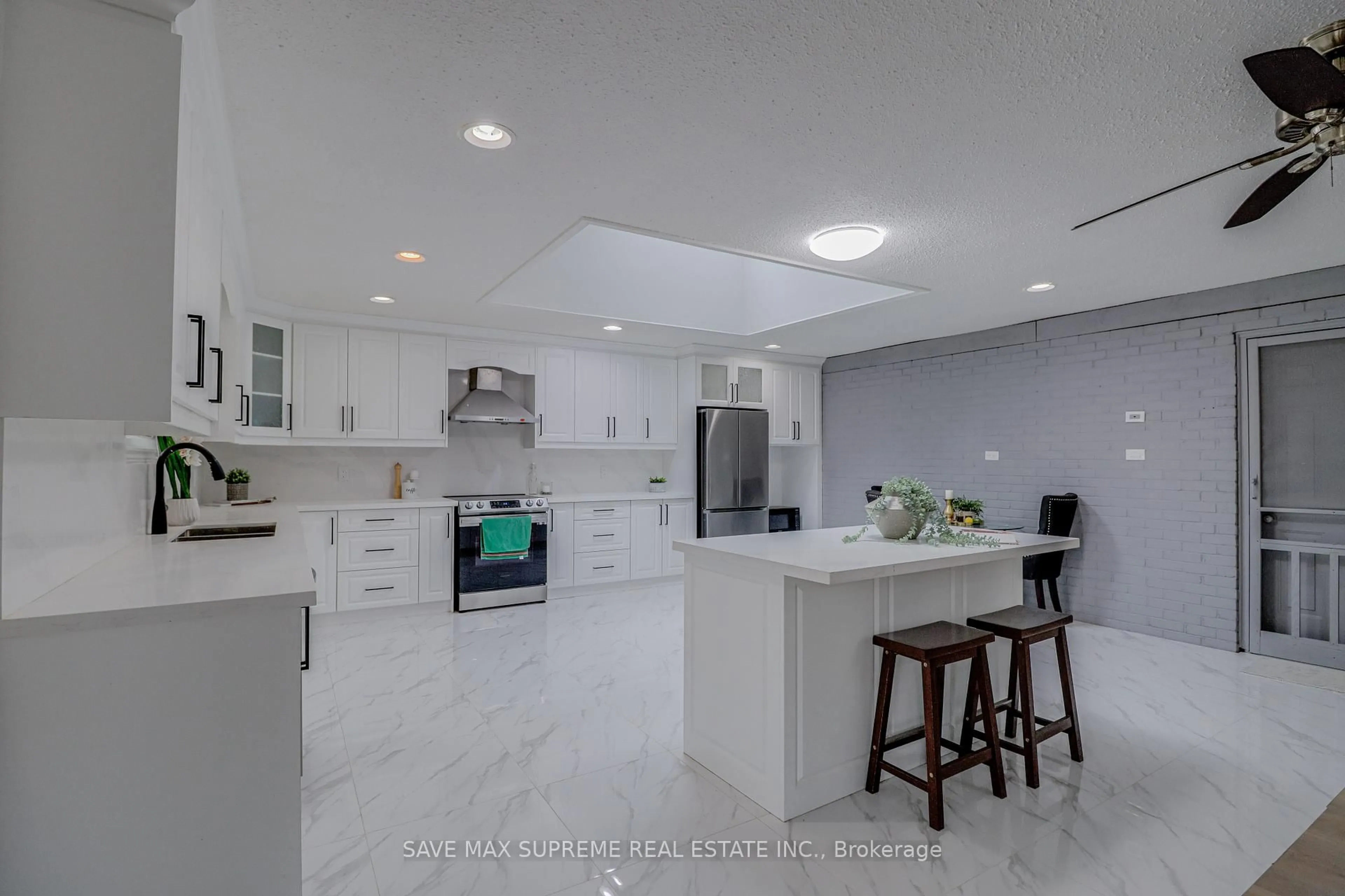 Open concept kitchen, ceramic/tile floor for 10 CURTISS Crt, Barrie Ontario L4M 2M7