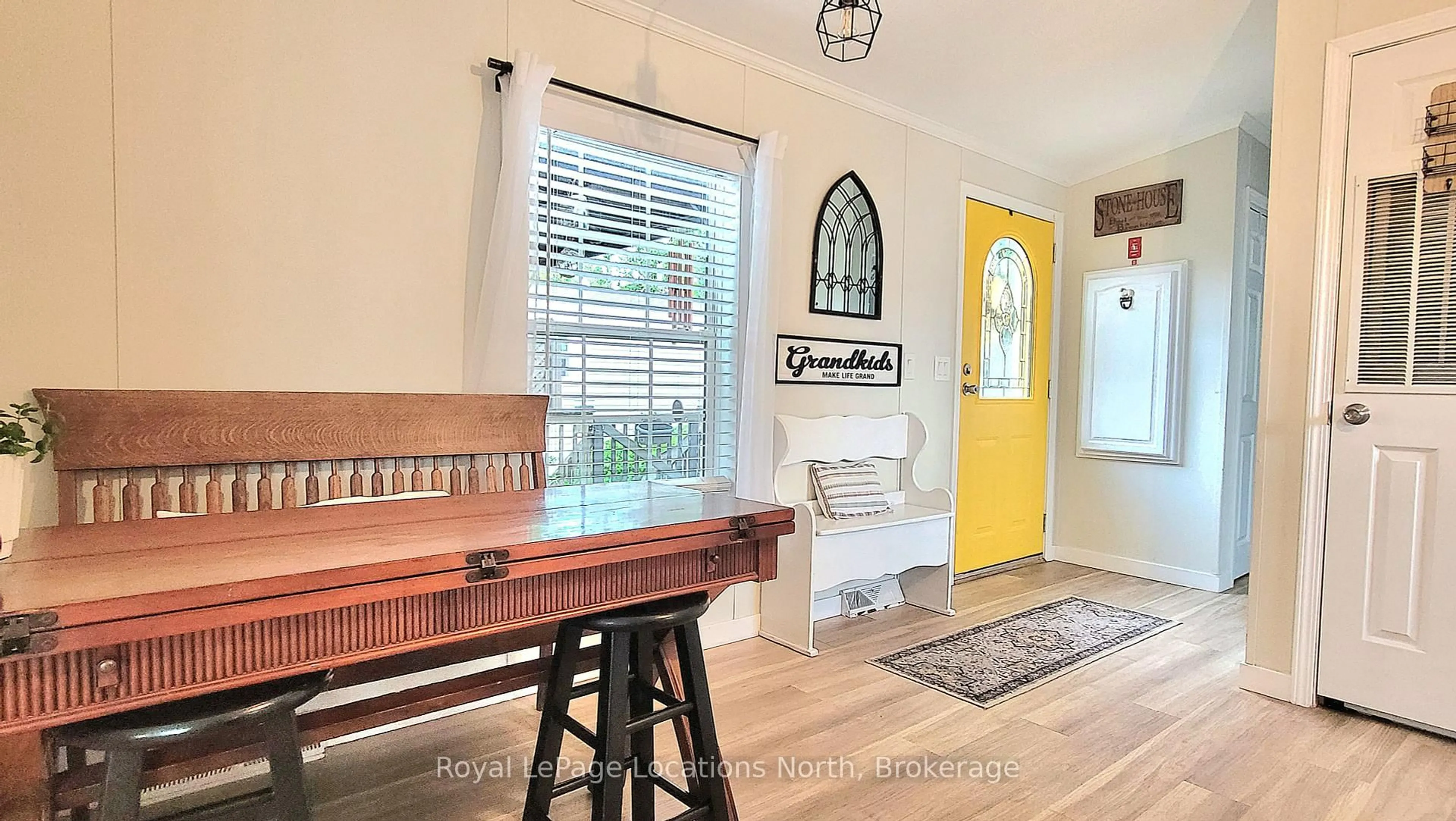 Indoor entryway for 91 Georgian Glen Dr, Wasaga Beach Ontario L9Z 1K8