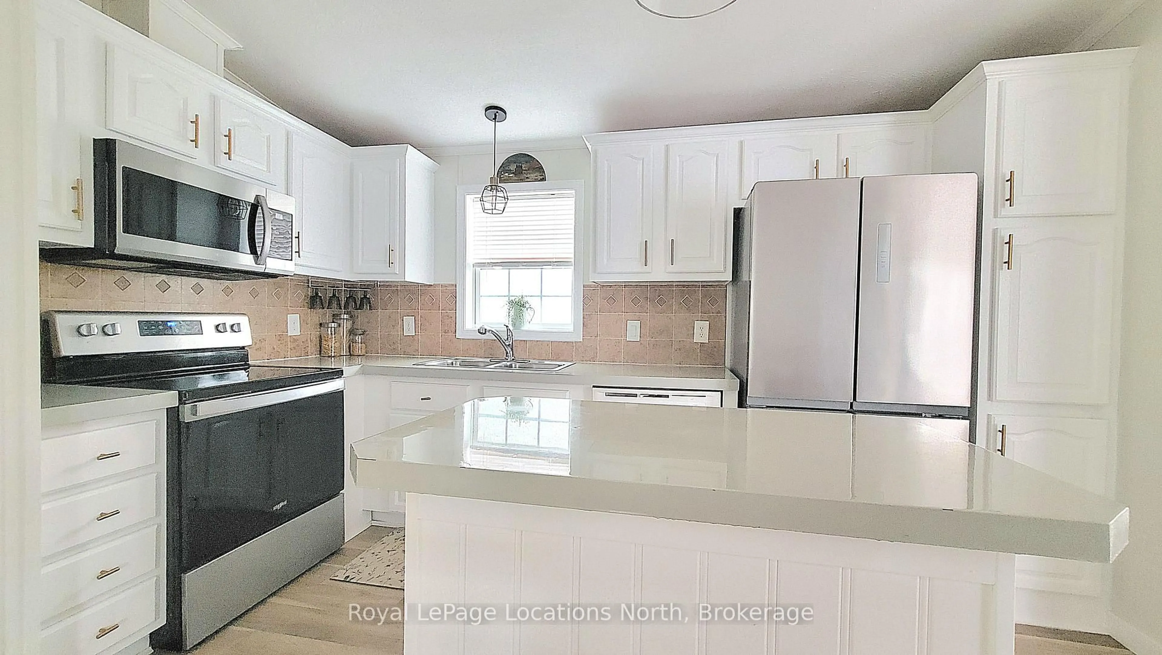 Open concept kitchen, ceramic/tile floor for 91 Georgian Glen Dr, Wasaga Beach Ontario L9Z 1K8