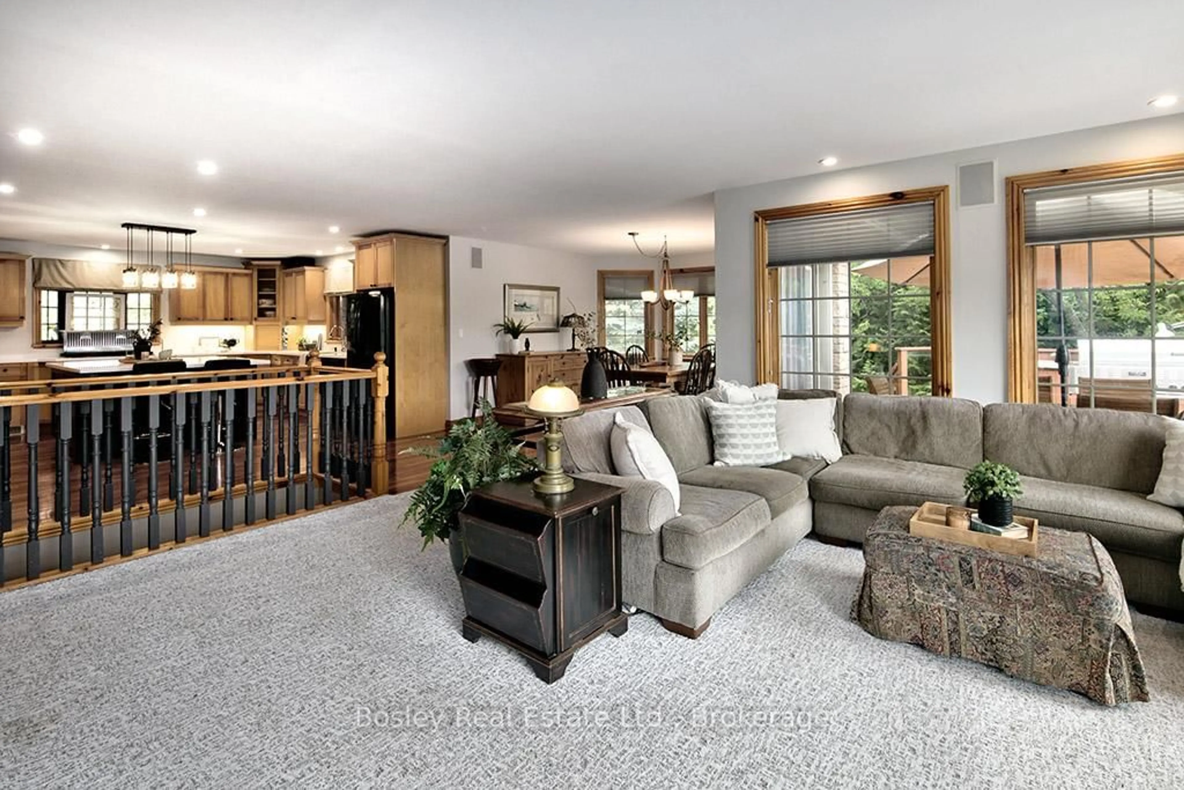 Living room with furniture, carpet floor for 7496 Nottawasaga  36/37 Sdrd, Clearview Ontario L9Y 3Z1