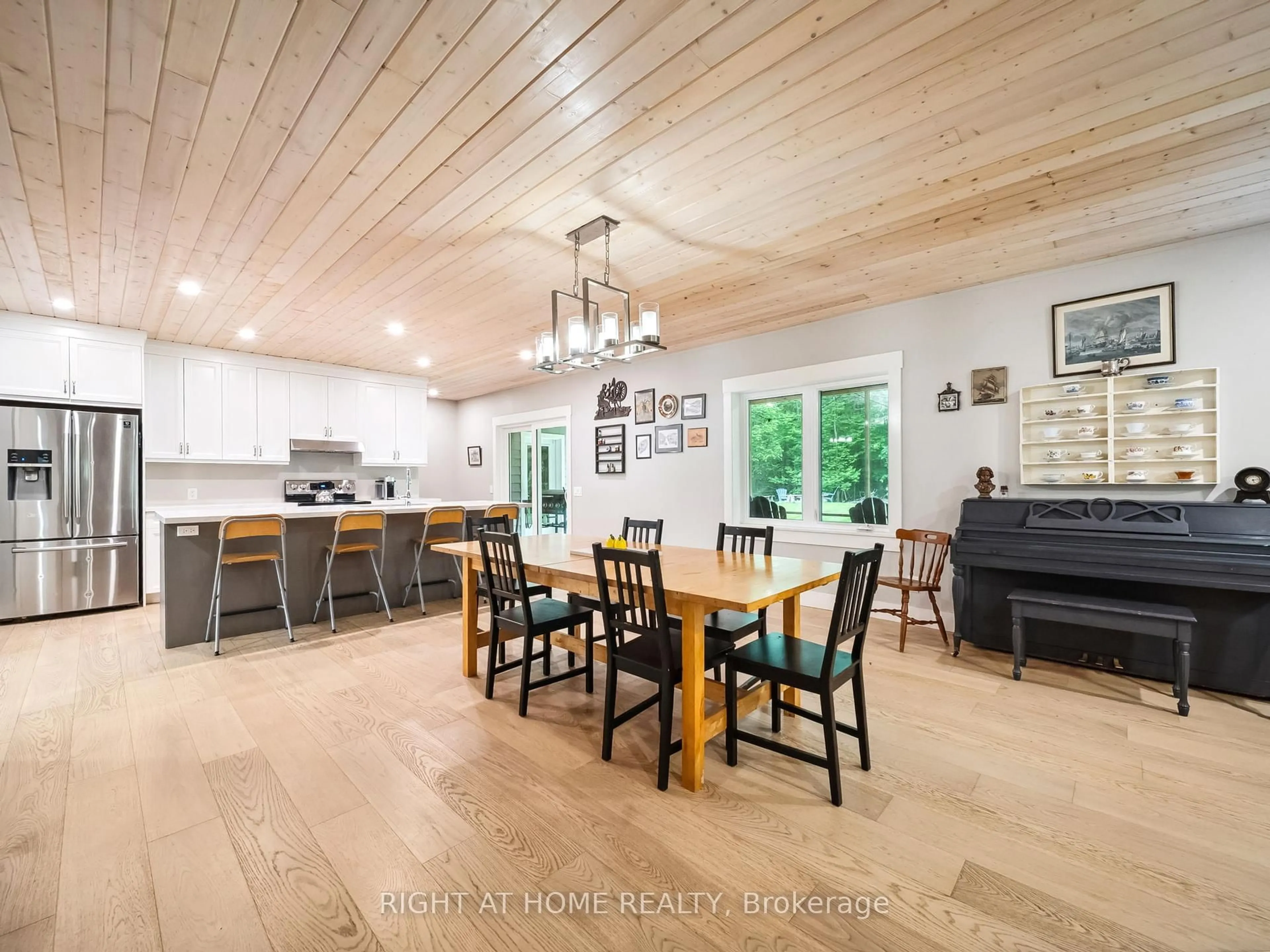 Open concept kitchen, wood/laminate floor for 4098 Cambrian Rd, Severn Ontario L0K 2B0