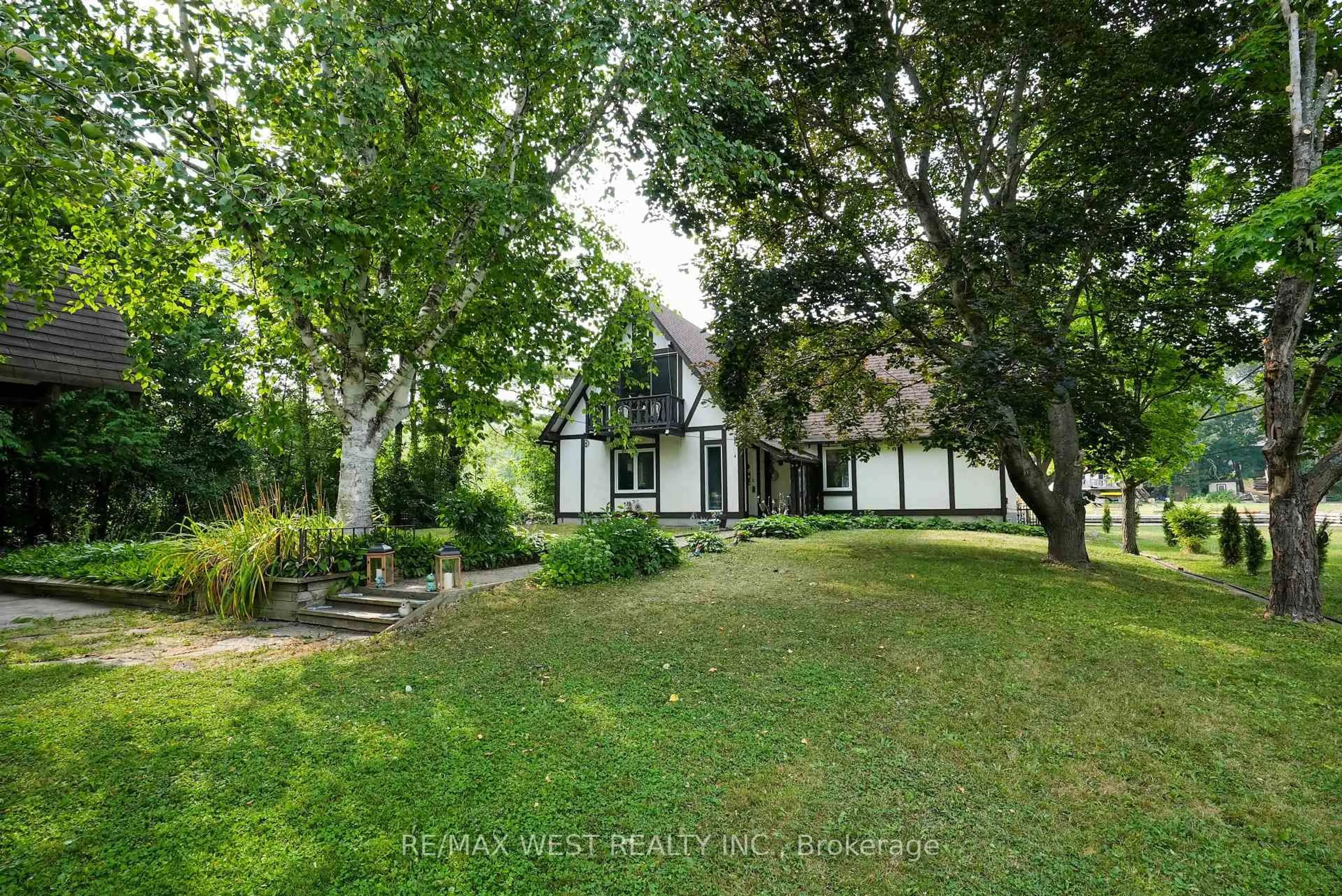 A pic from outside/outdoor area/front of a property/back of a property/a pic from drone, street for 193 Gouett St, Tay Ontario L0K 2C0