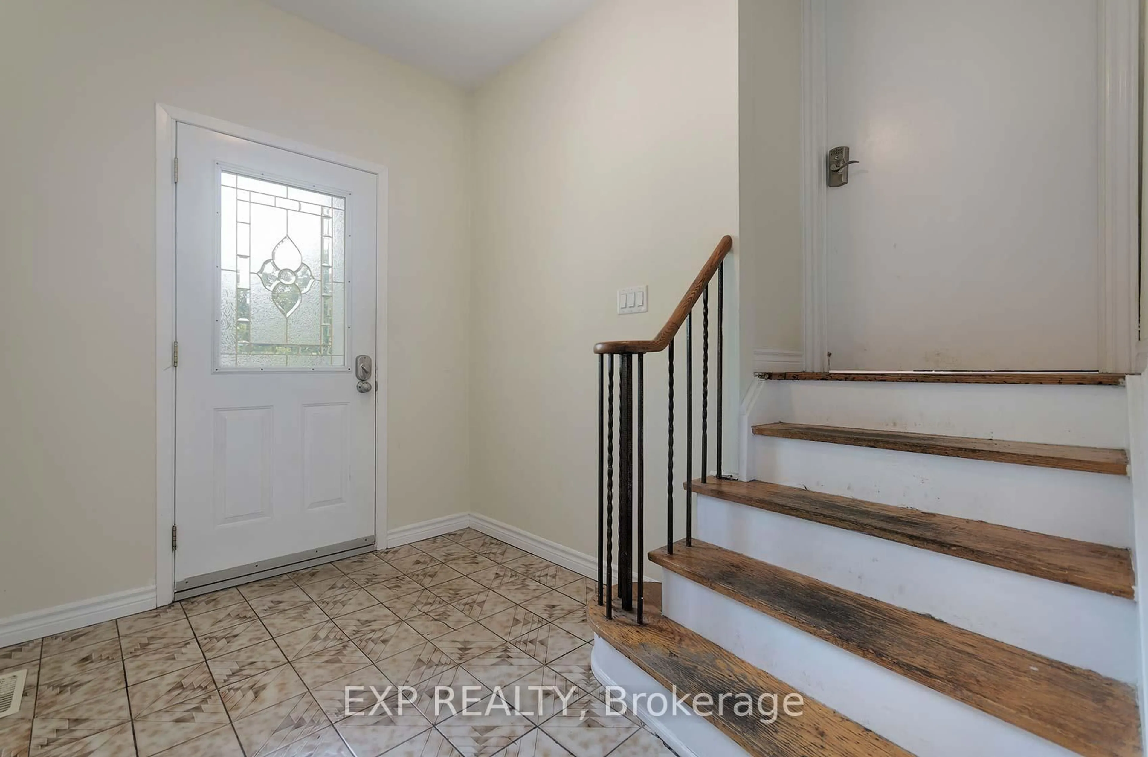 Indoor entryway for 260 Cook St, Barrie Ontario L4M 4H6