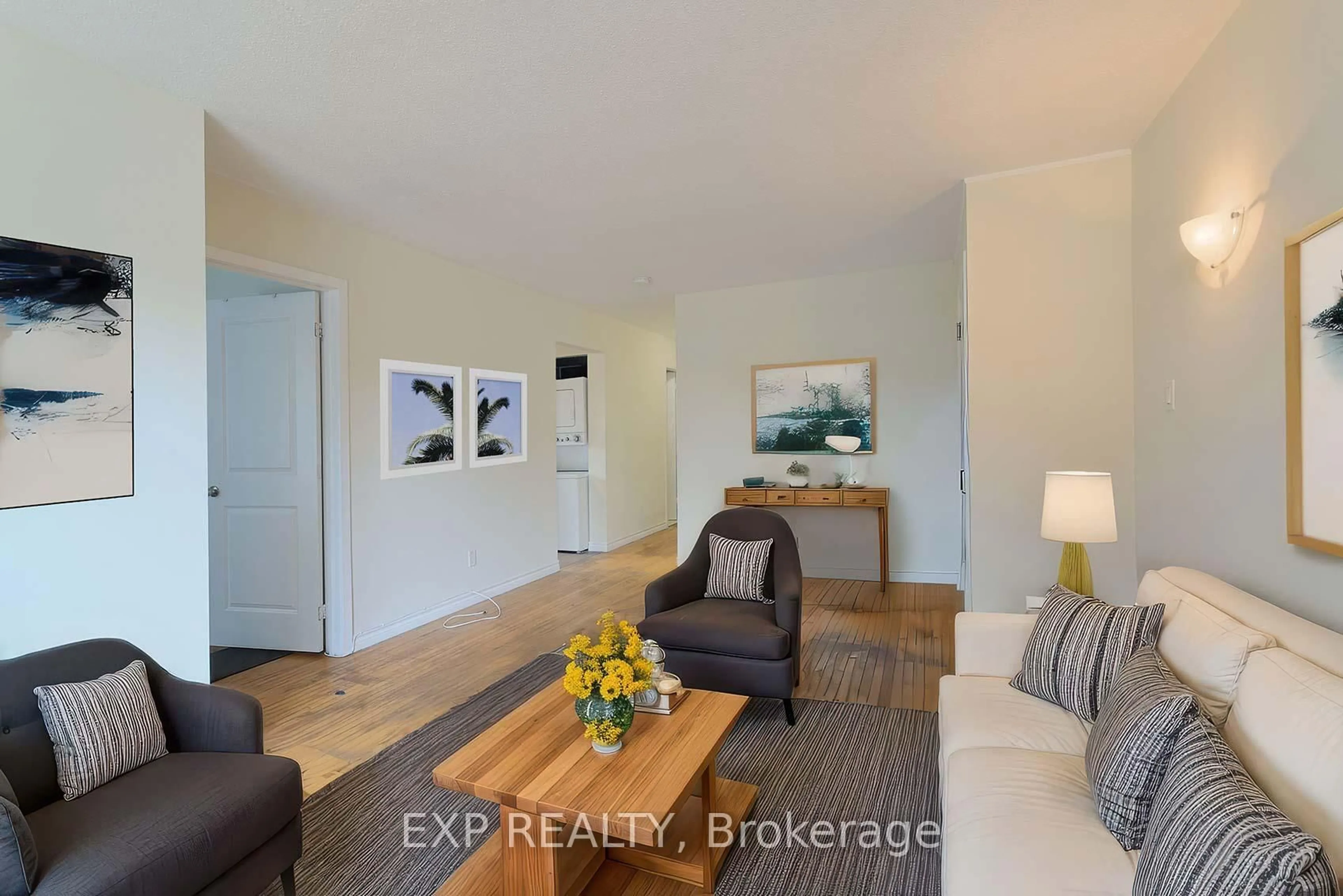 Living room with furniture, wood/laminate floor for 260 Cook St, Barrie Ontario L4M 4H6