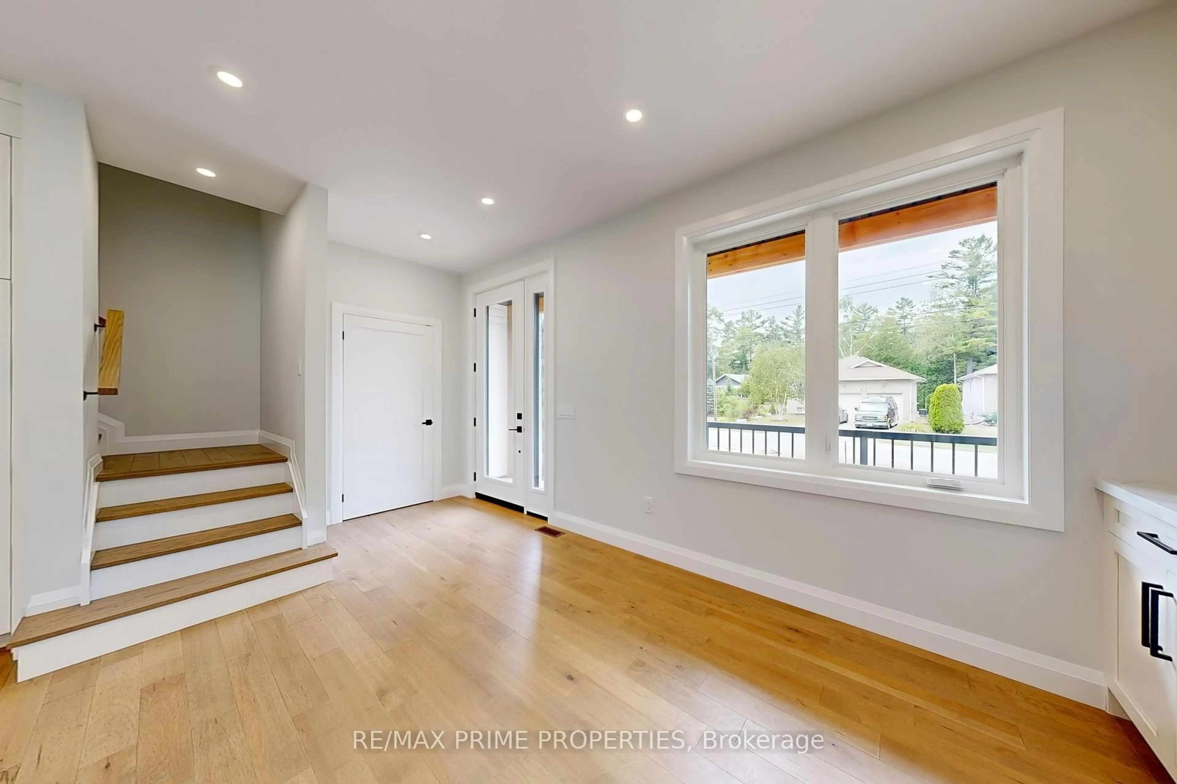 Indoor entryway for 118 Valerie Cres, Wasaga Beach Ontario L9Z 2P8