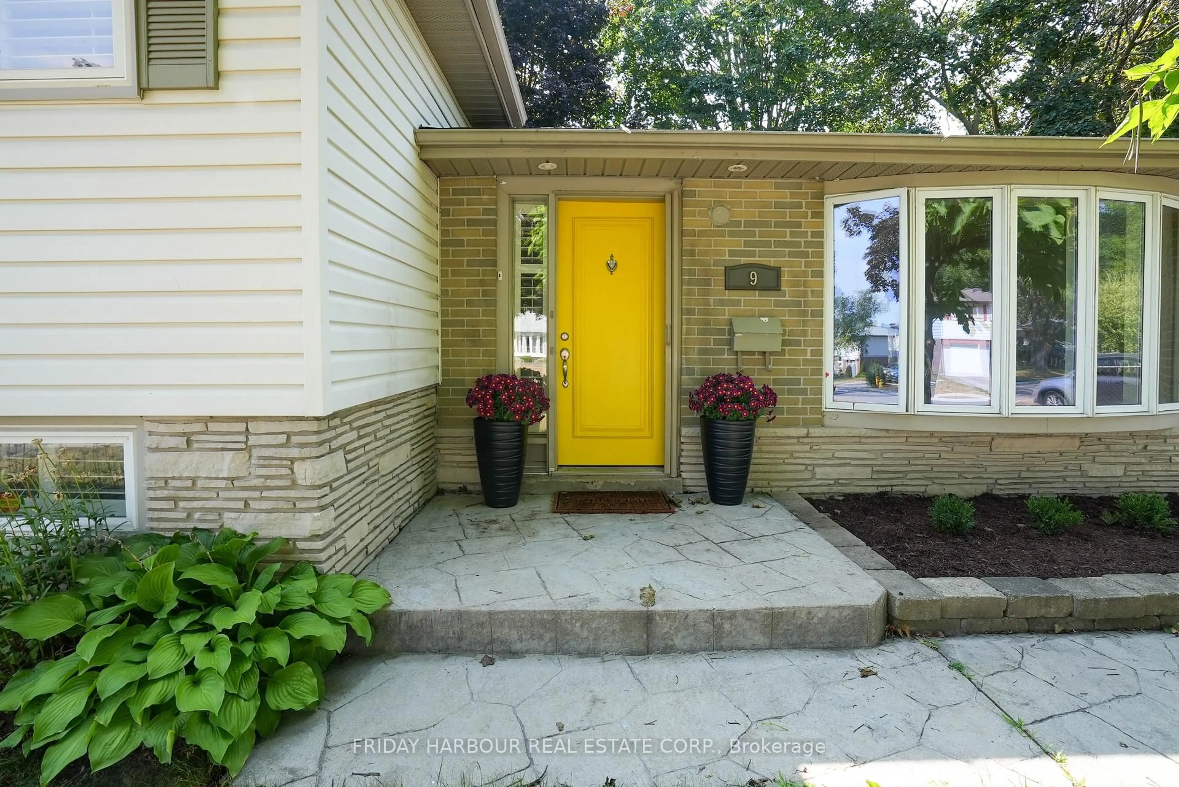 Indoor entryway for 9 MEADOWLAND Ave, Barrie Ontario L4N 2Y3