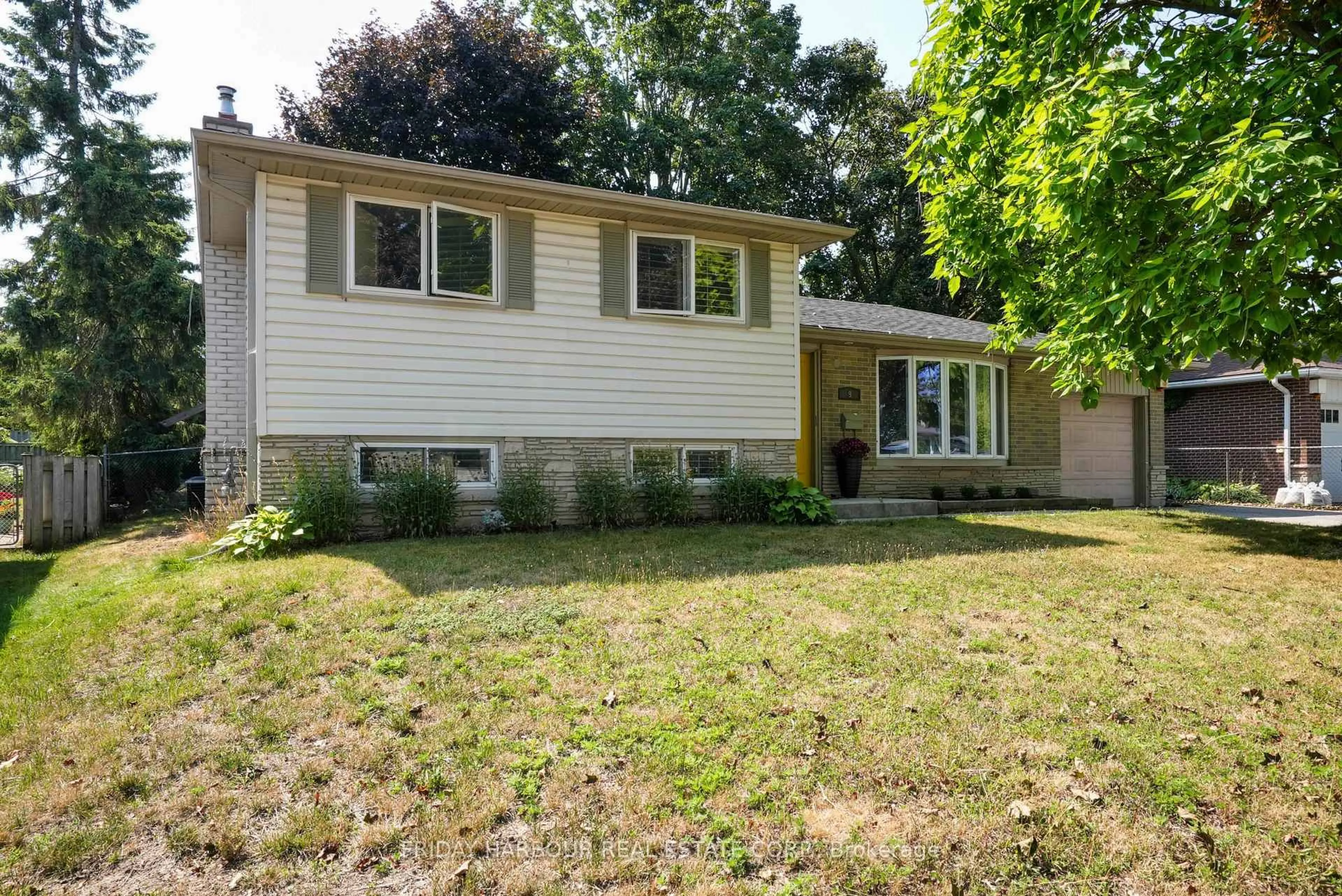 Home with vinyl exterior material, street for 9 MEADOWLAND Ave, Barrie Ontario L4N 2Y3