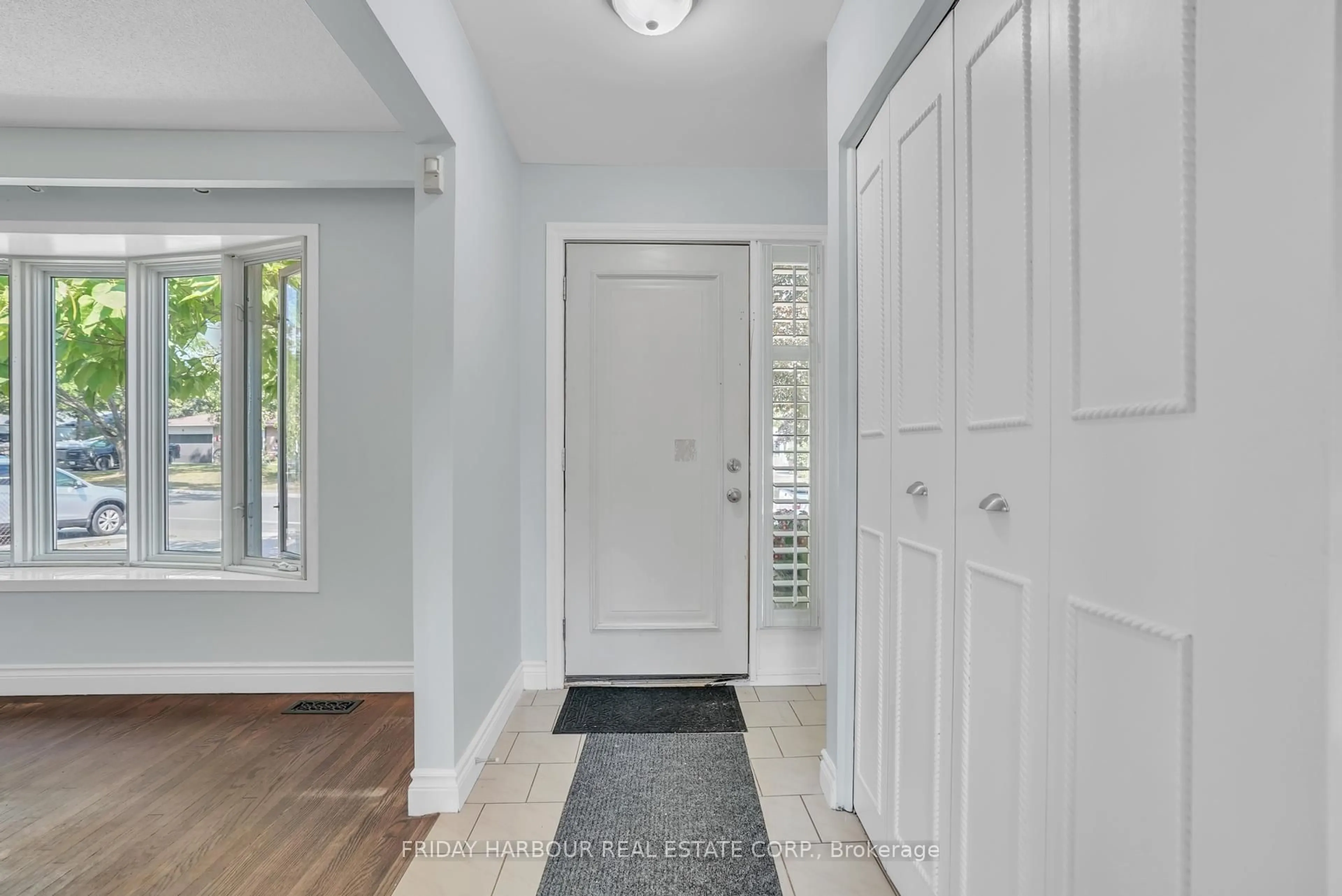 Indoor entryway for 9 MEADOWLAND Ave, Barrie Ontario L4N 2Y3