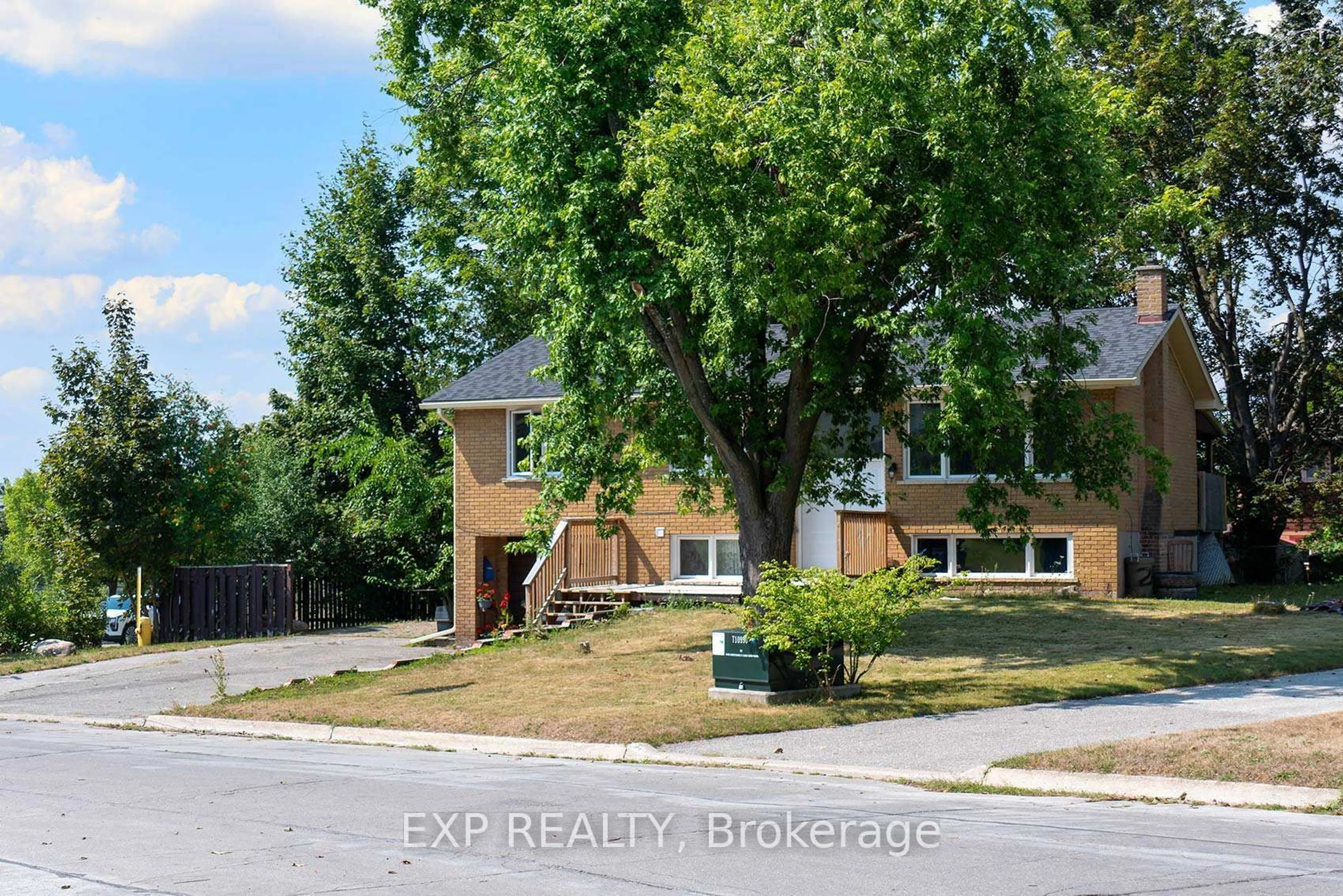 A pic from outside/outdoor area/front of a property/back of a property/a pic from drone, street for 2 Roslyn Rd, Barrie Ontario L4M 2X6