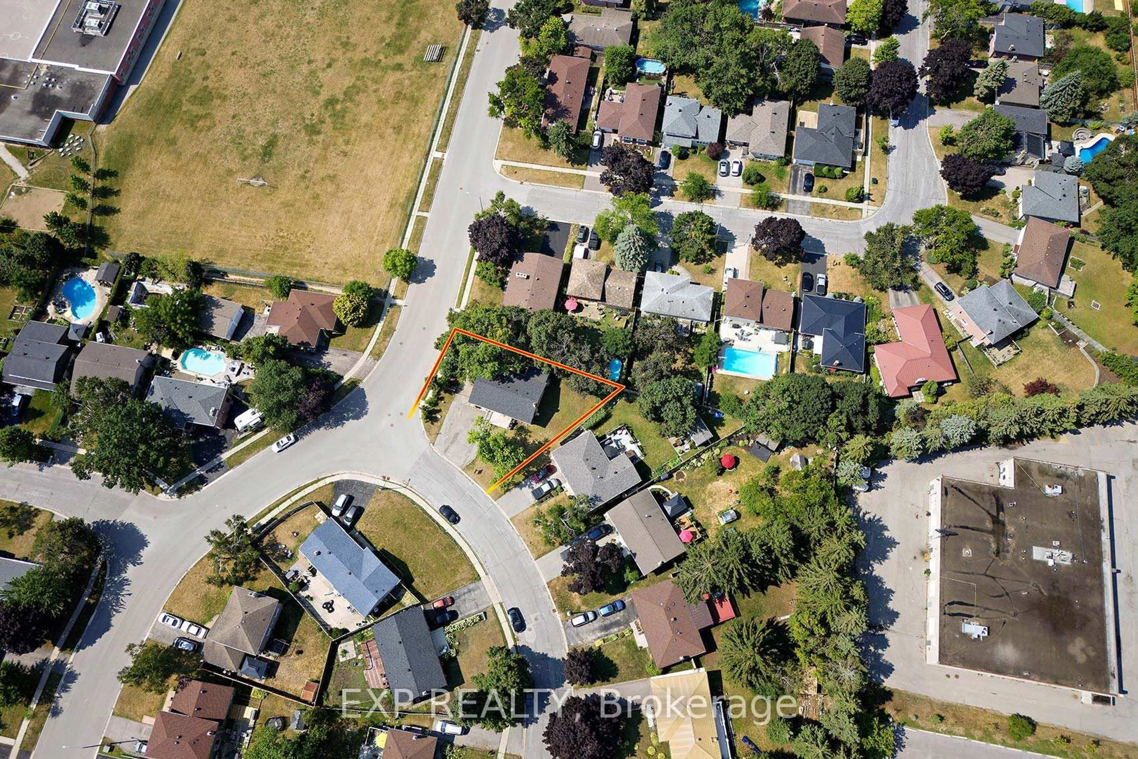 A pic from outside/outdoor area/front of a property/back of a property/a pic from drone, street for 2 Roslyn Rd, Barrie Ontario L4M 2X6