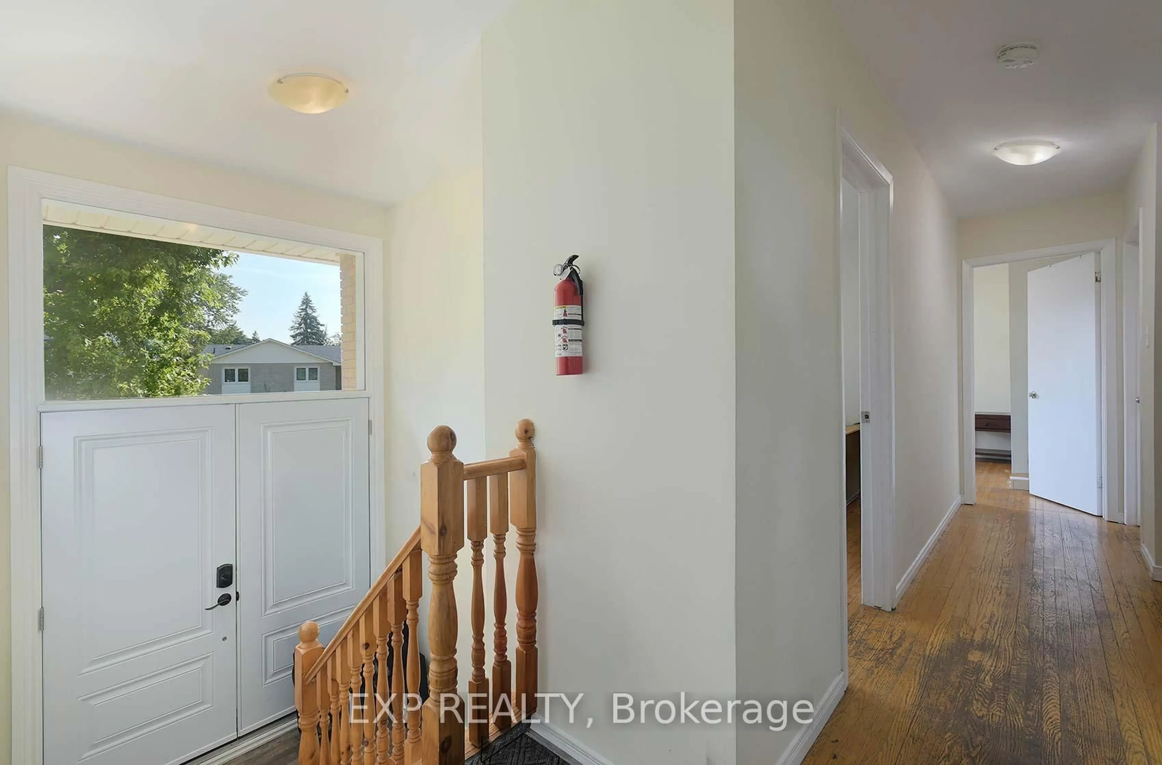 Indoor entryway for 2 Roslyn Rd, Barrie Ontario L4M 2X6