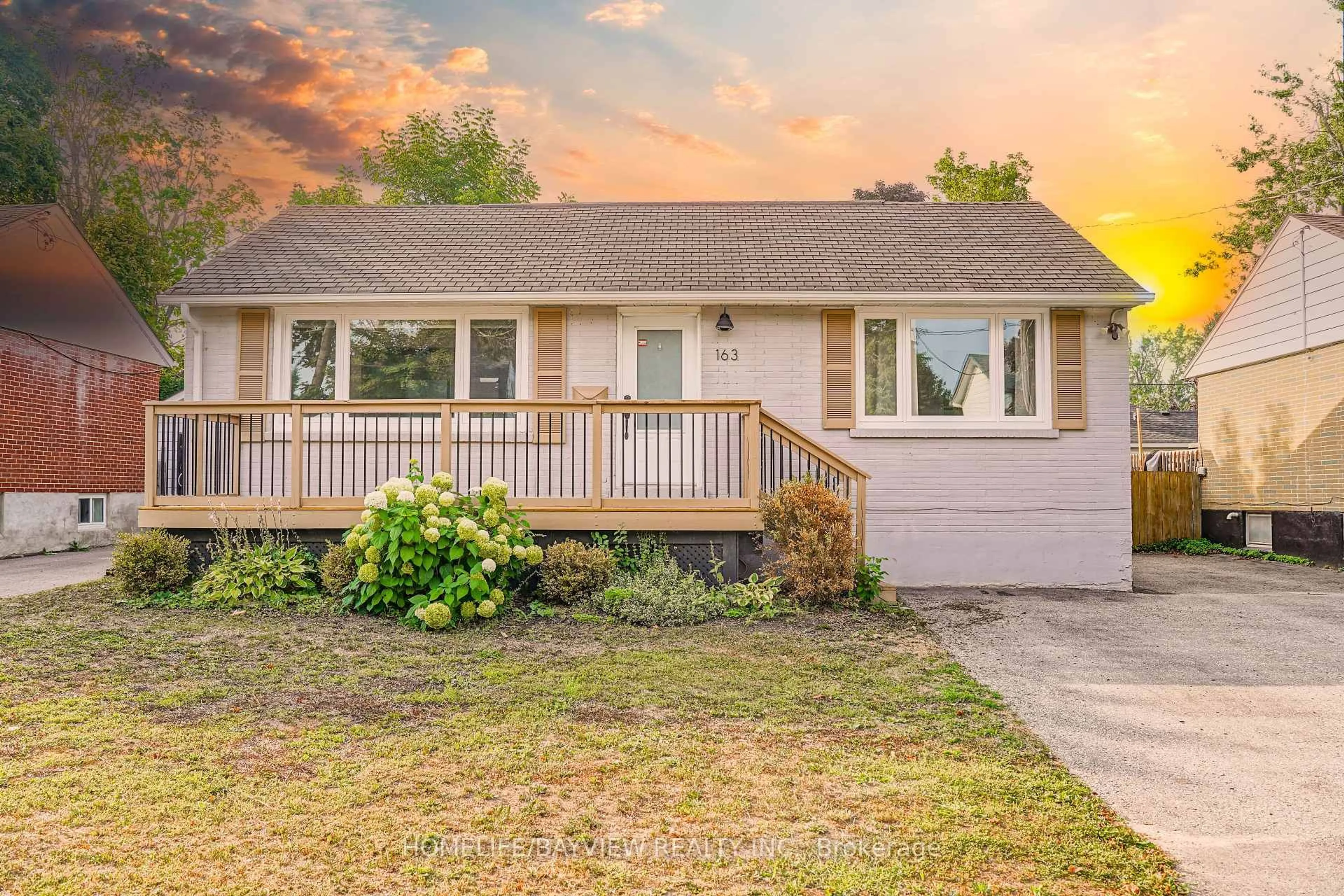 Home with vinyl exterior material, street for 163 Gunn St, Barrie Ontario L4M 2H8