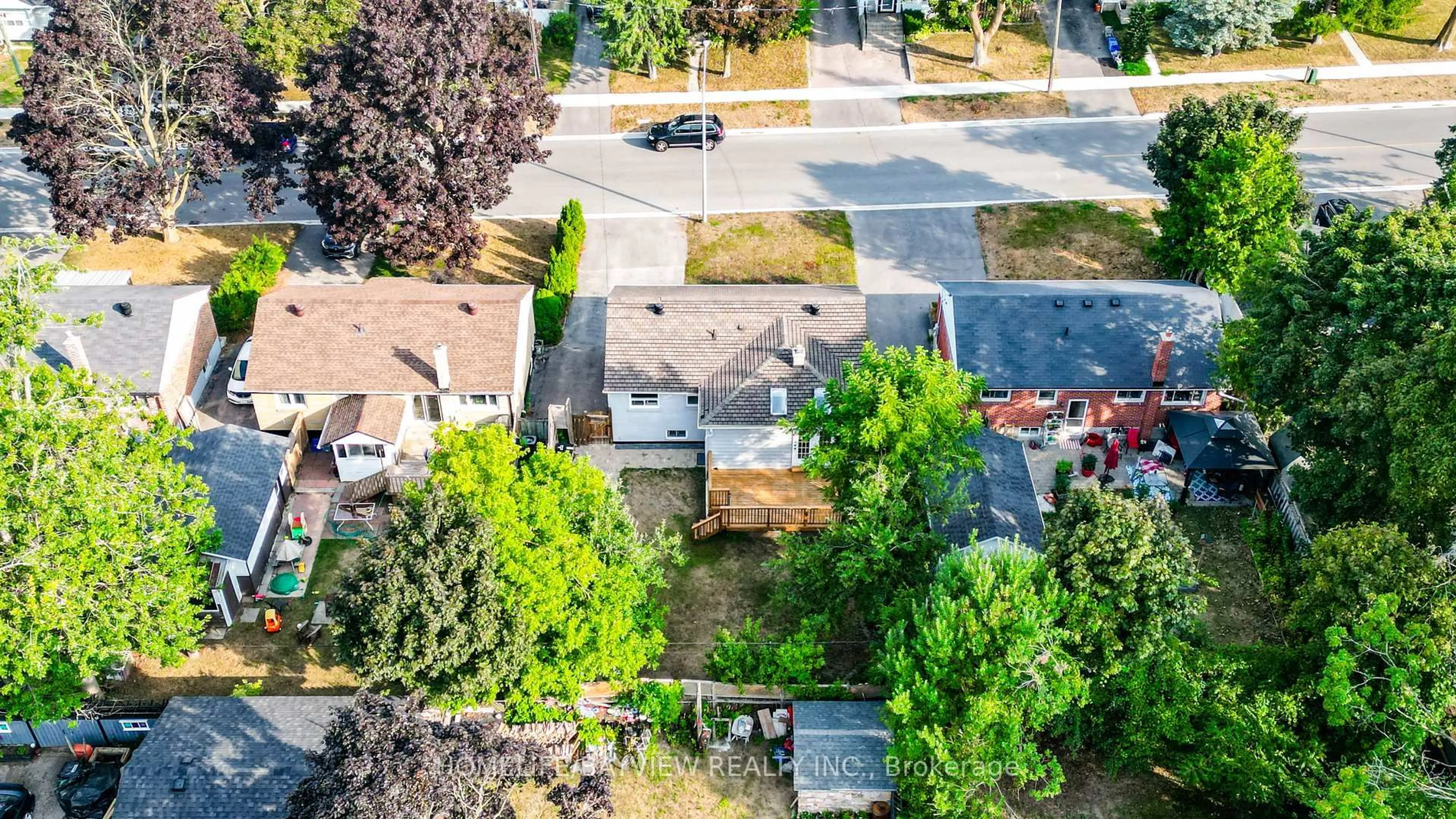 A pic from outside/outdoor area/front of a property/back of a property/a pic from drone, street for 163 Gunn St, Barrie Ontario L4M 2H8