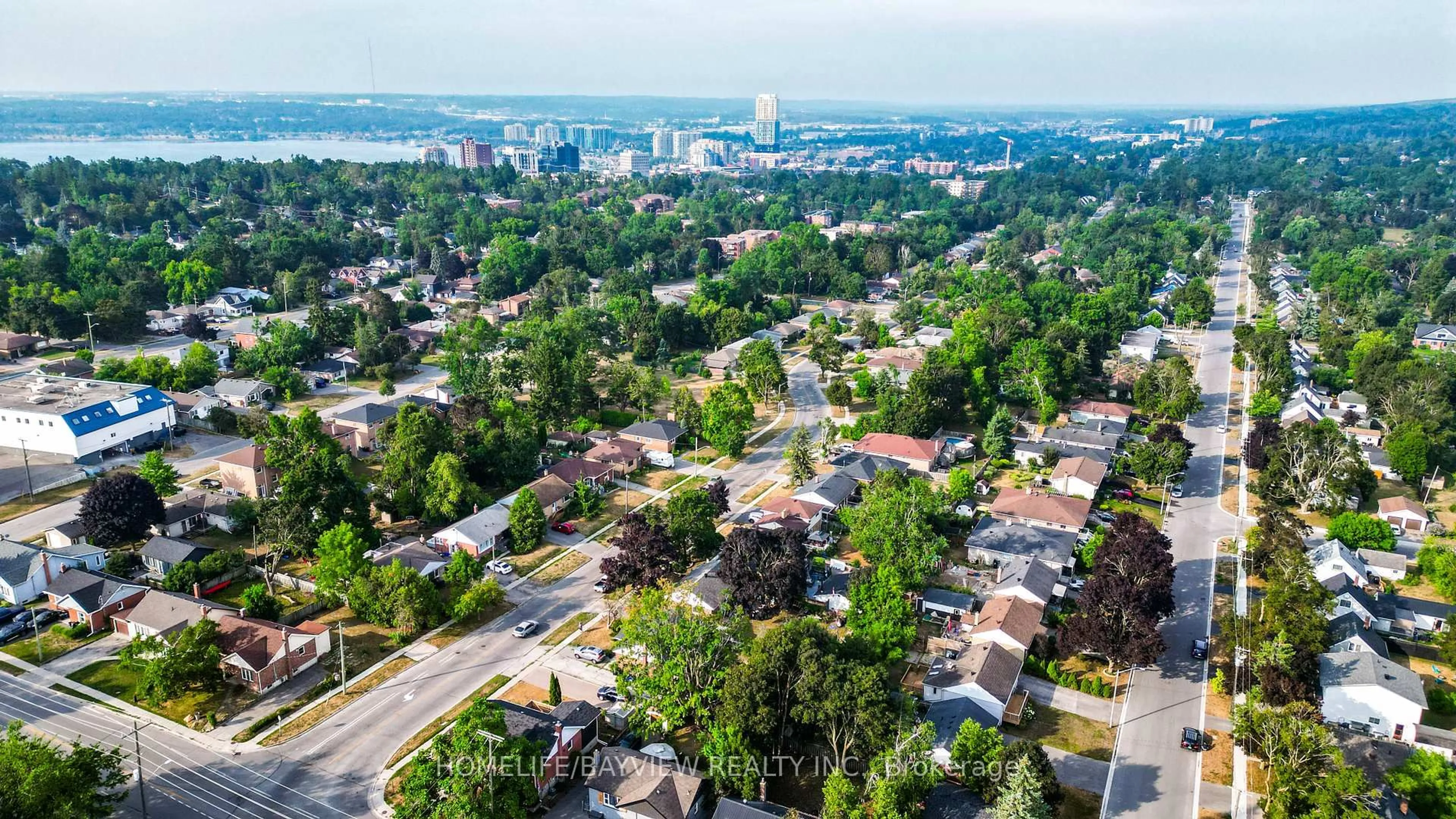 A pic from outside/outdoor area/front of a property/back of a property/a pic from drone, unknown for 163 Gunn St, Barrie Ontario L4M 2H8
