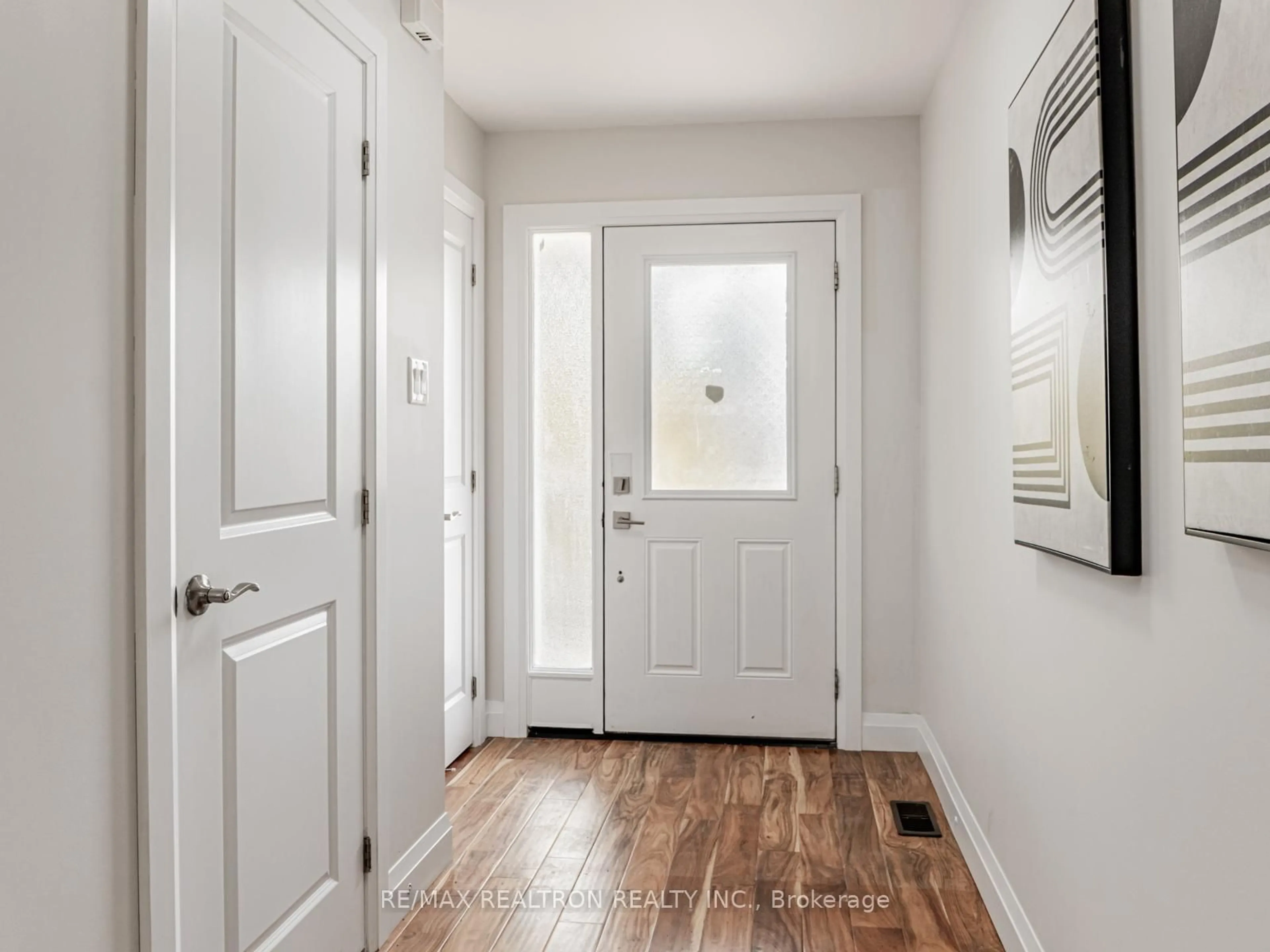 Indoor entryway for 14b Ferris Lane, Barrie Ontario L4M 2X7