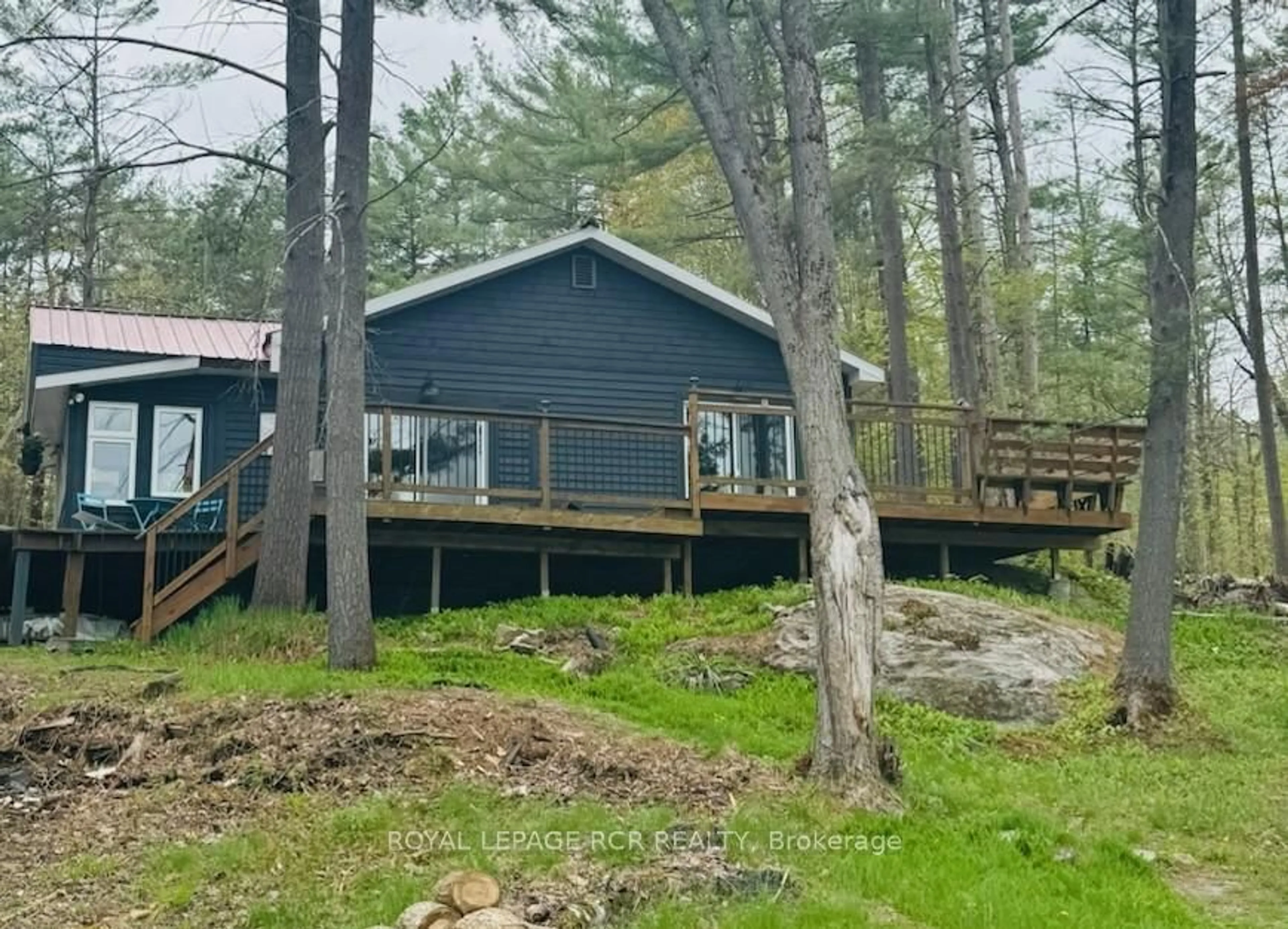 A pic from outside/outdoor area/front of a property/back of a property/a pic from drone, unknown for 3179 Pioneer Rd, Severn Ontario K0K 1E0
