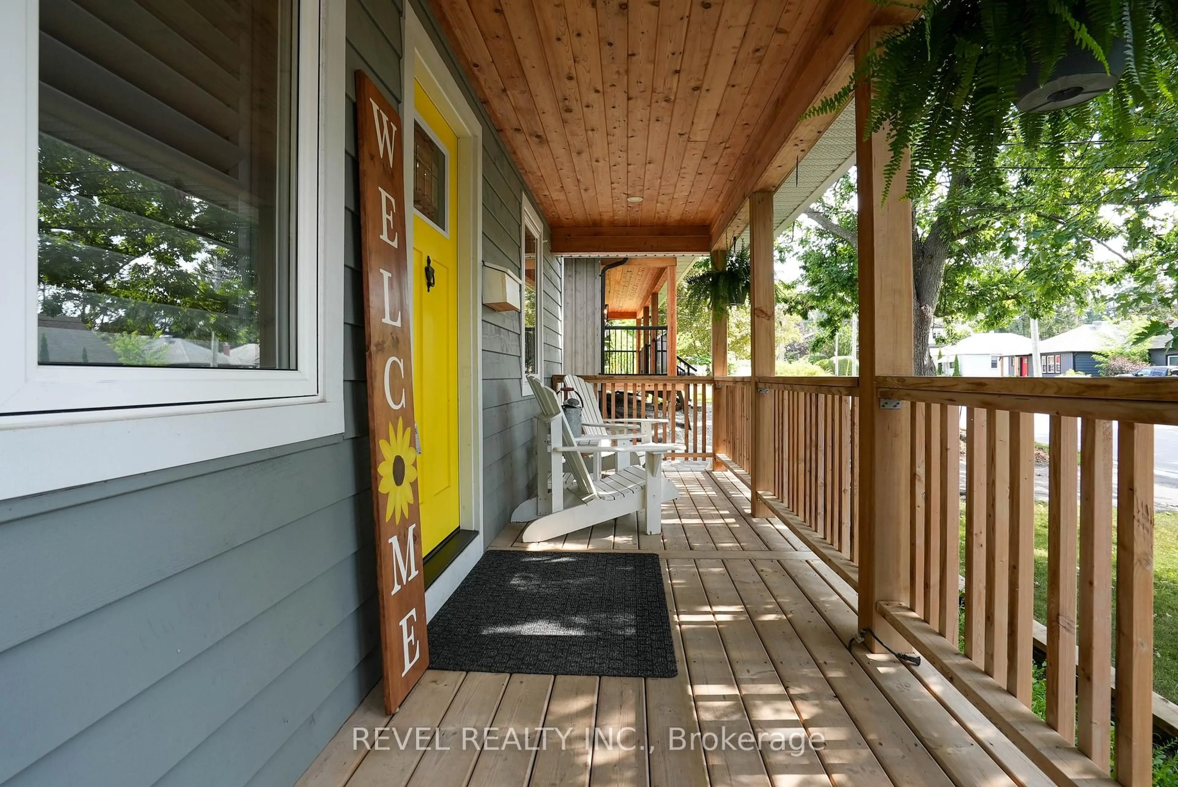 Indoor entryway for 125 Dundonald St, Barrie Ontario L4M 3T7