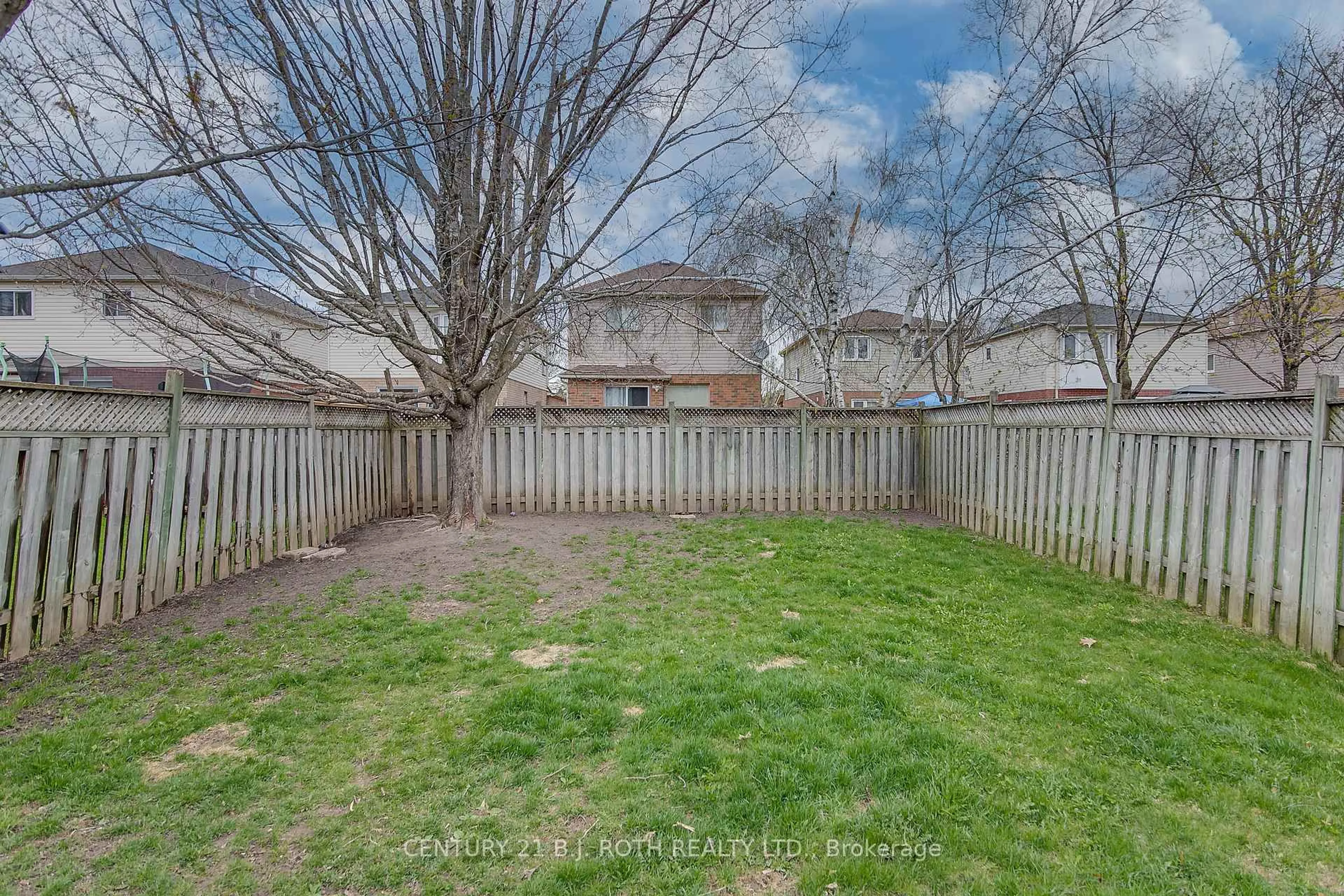 Patio, street for 107 Laidlaw Dr, Barrie Ontario L4N 7R9
