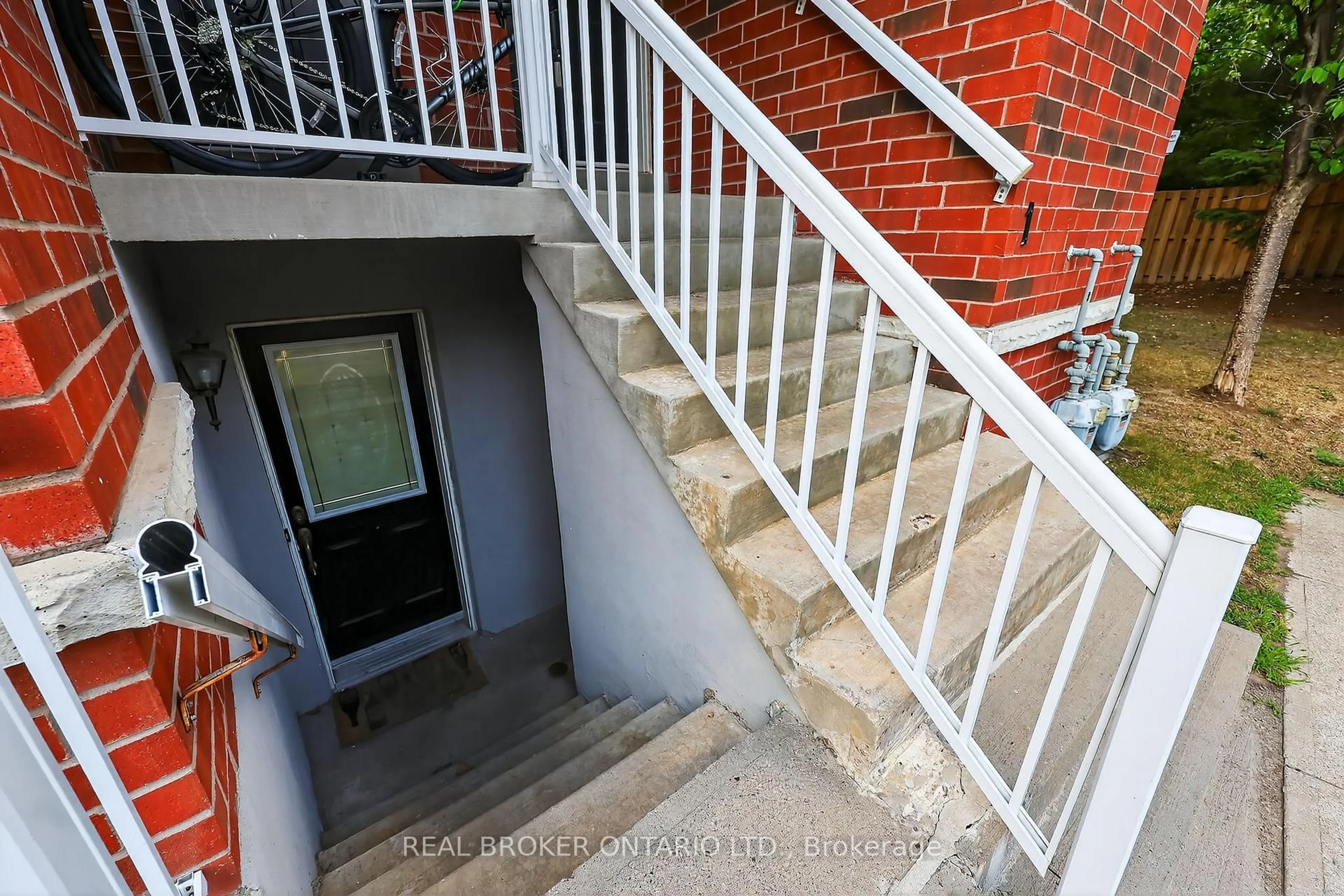 Stairs for 237 Ferndale Dr #1, Barrie Ontario L4N 0T6