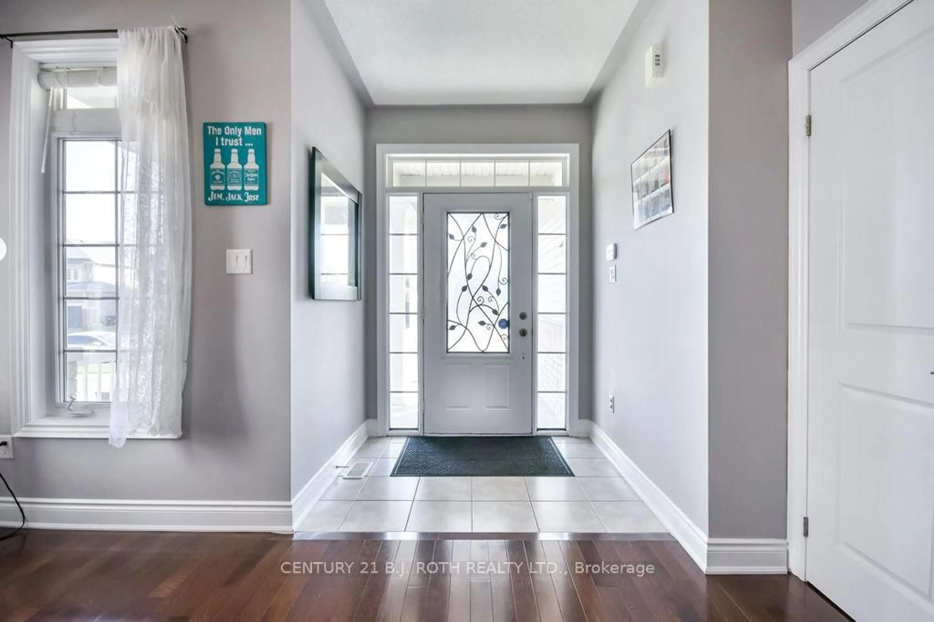 Indoor entryway for 58 CHRISTY Dr, Wasaga Beach Ontario L9Z 0E5
