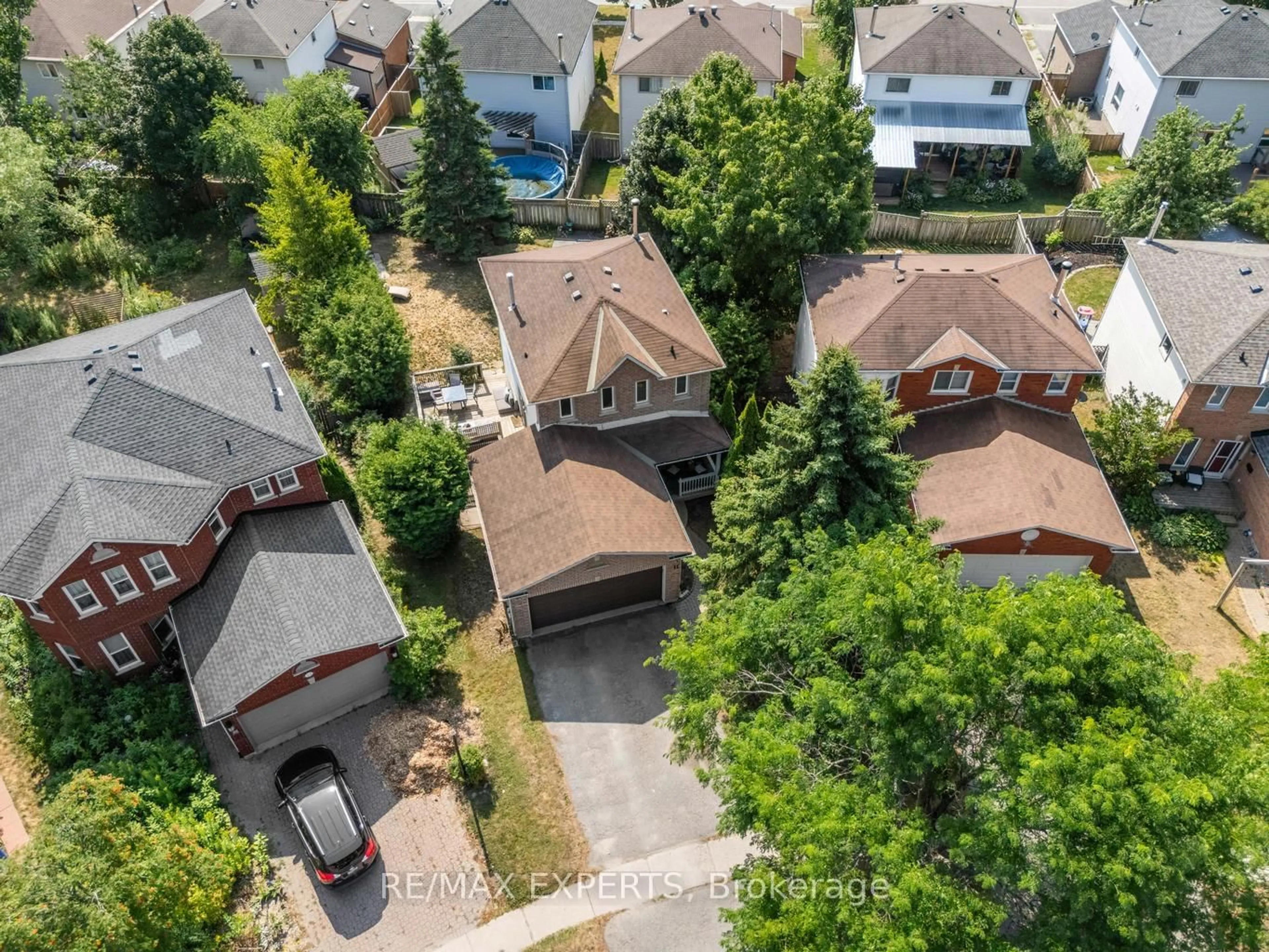 A pic from outside/outdoor area/front of a property/back of a property/a pic from drone, street for 11 Penton Dr, Barrie Ontario L4N 7A3