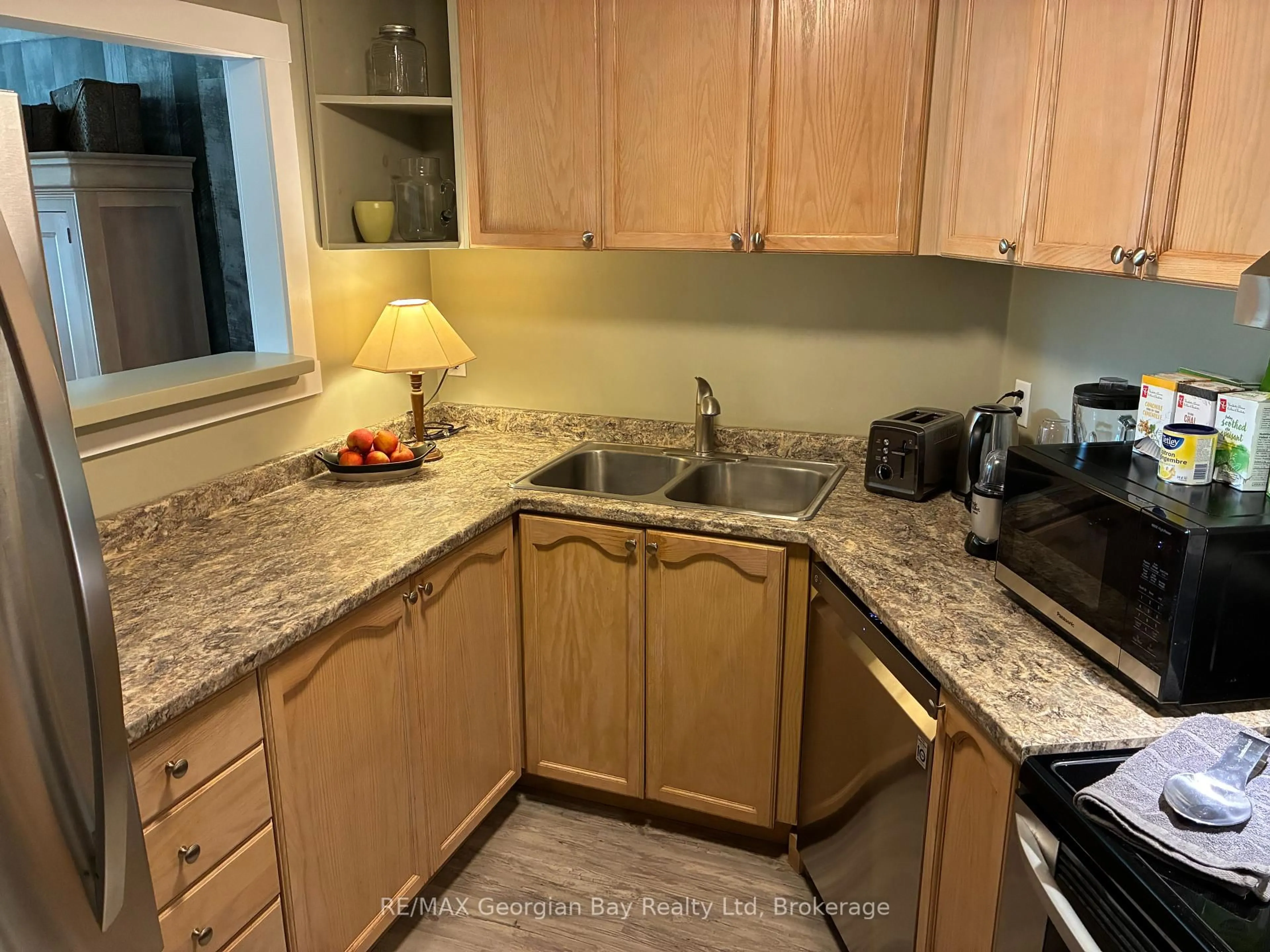 Standard kitchen, unknown for 11 Beck Blvd #102, Penetanguishene Ontario L9M 2G1