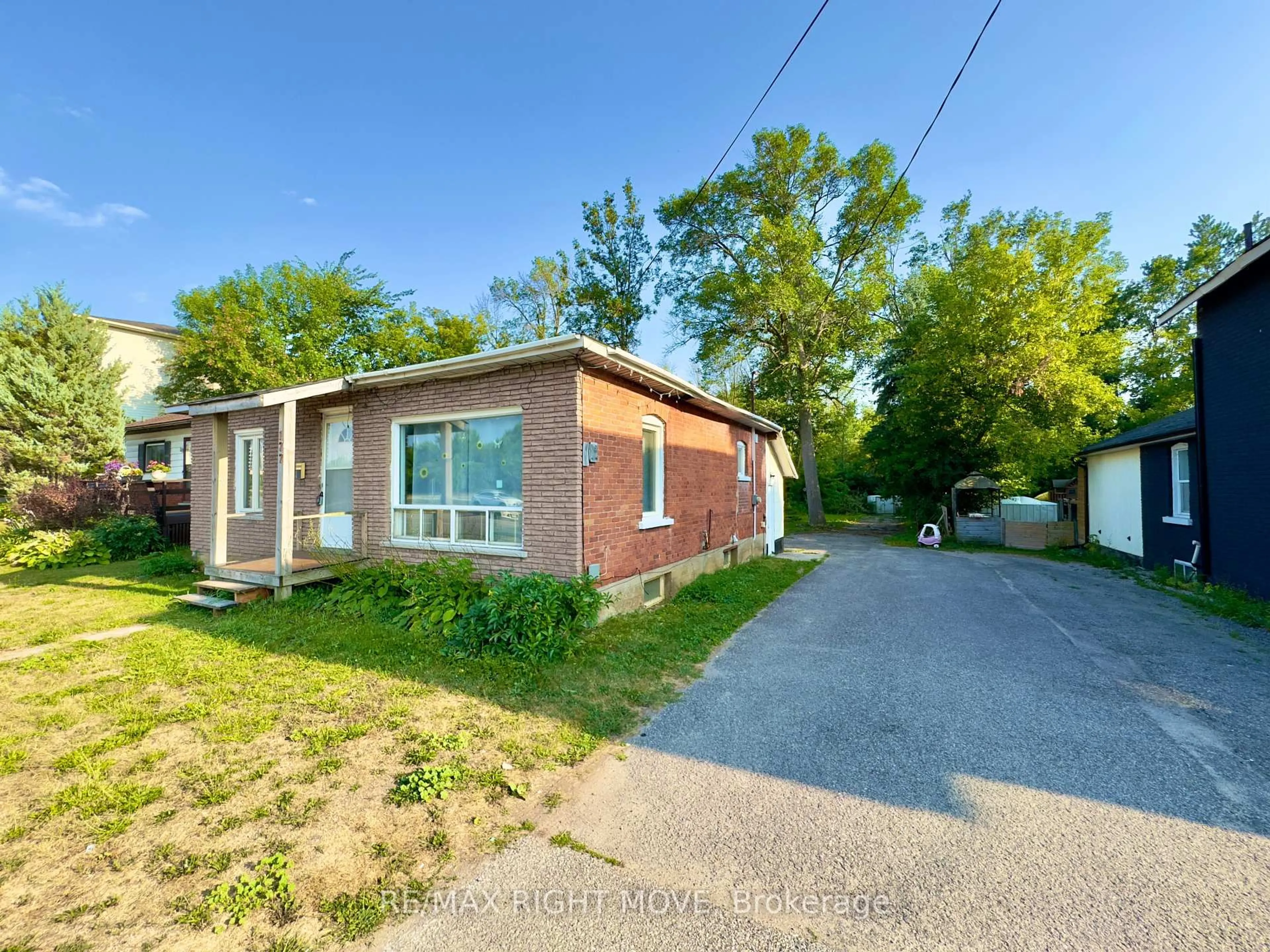 A pic from outside/outdoor area/front of a property/back of a property/a pic from drone, street for 177 Atherley Rd, Orillia Ontario L3V 1N5