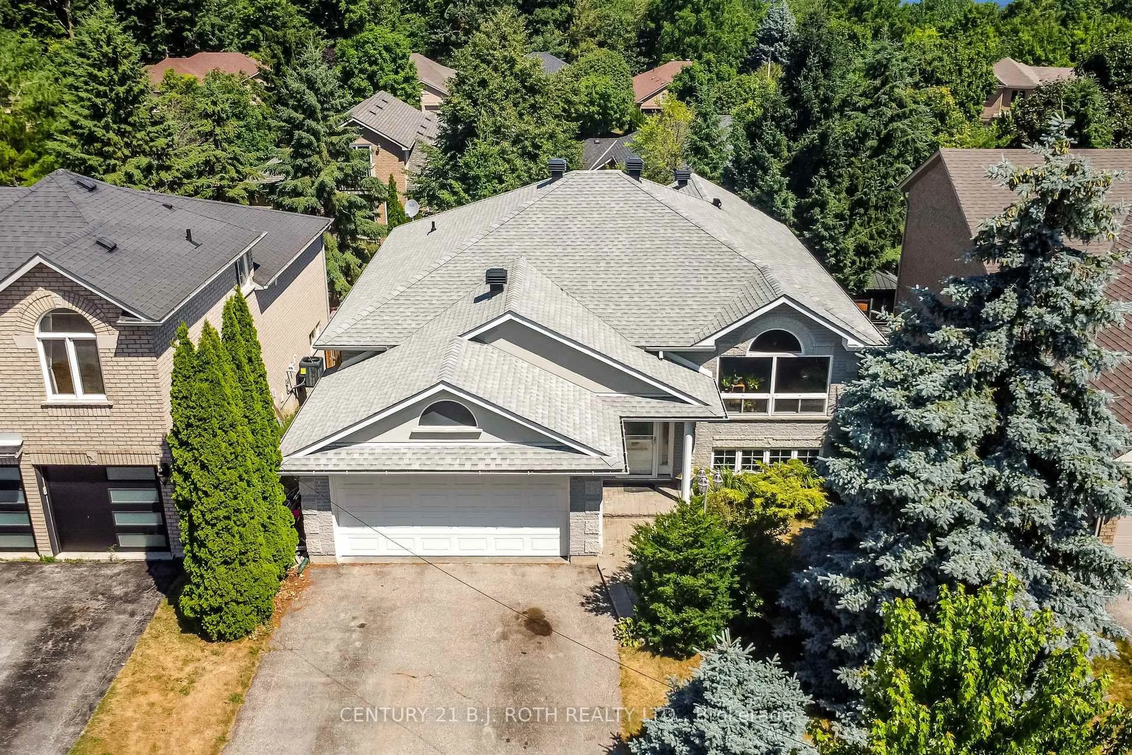 A pic from outside/outdoor area/front of a property/back of a property/a pic from drone, street for 55 Bloxham Pl, Barrie Ontario L4N 9K2