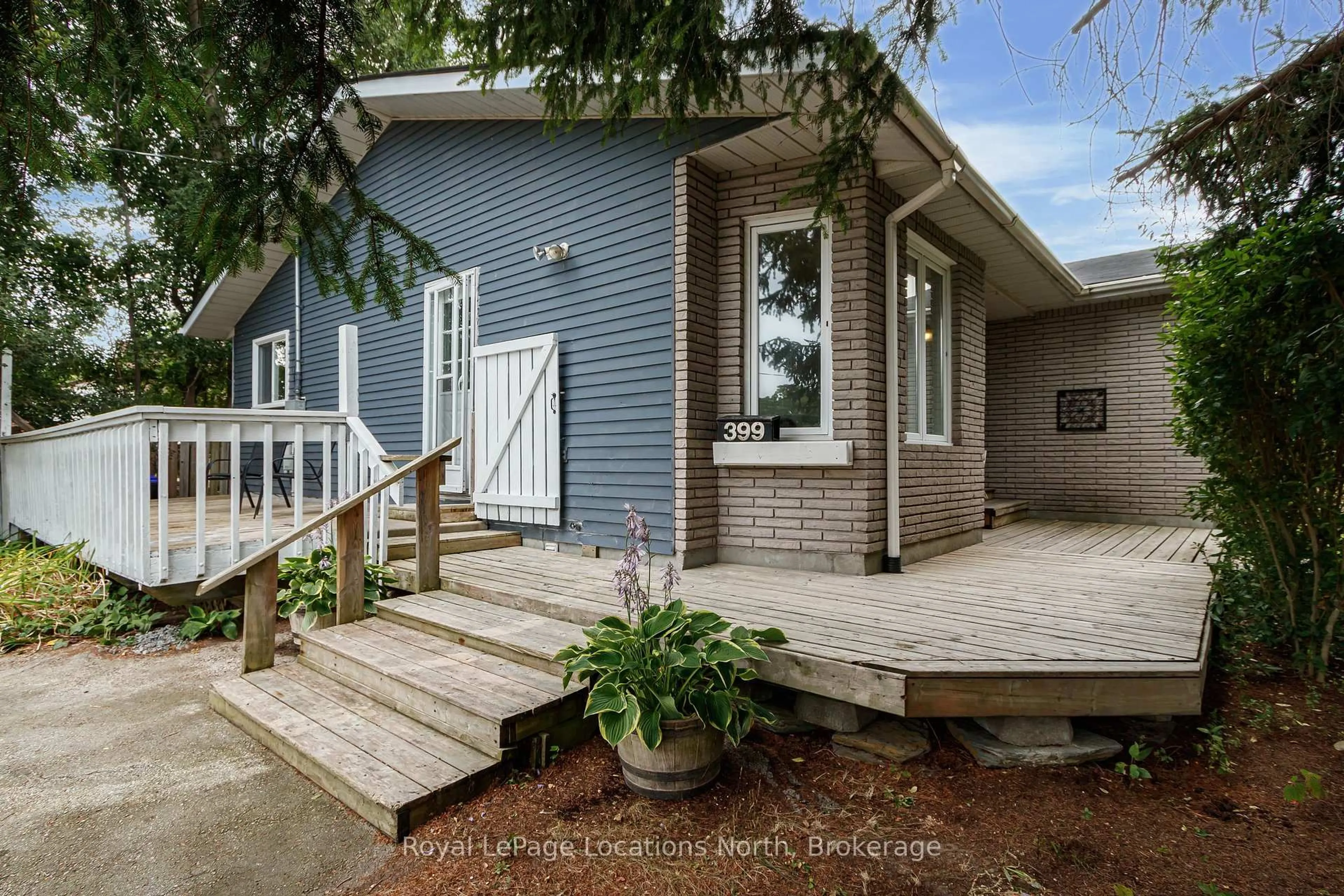 Home with vinyl exterior material, street for 399 Spruce St, Collingwood Ontario L9Y 3H5