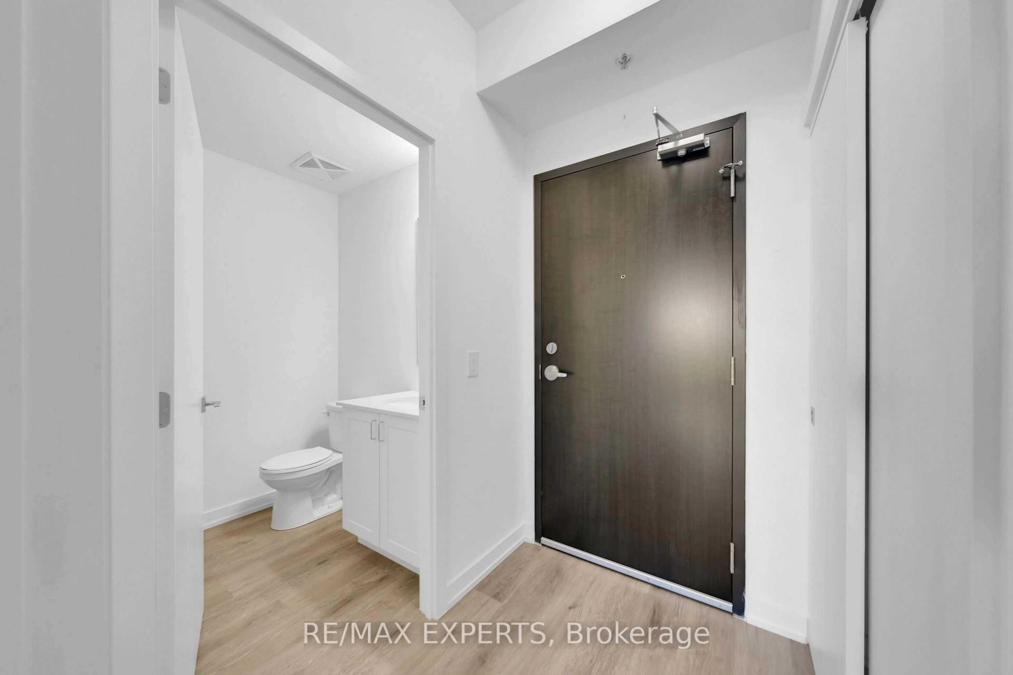 Indoor entryway for 430 Essa Rd #209, Barrie Ontario L9J 0M1
