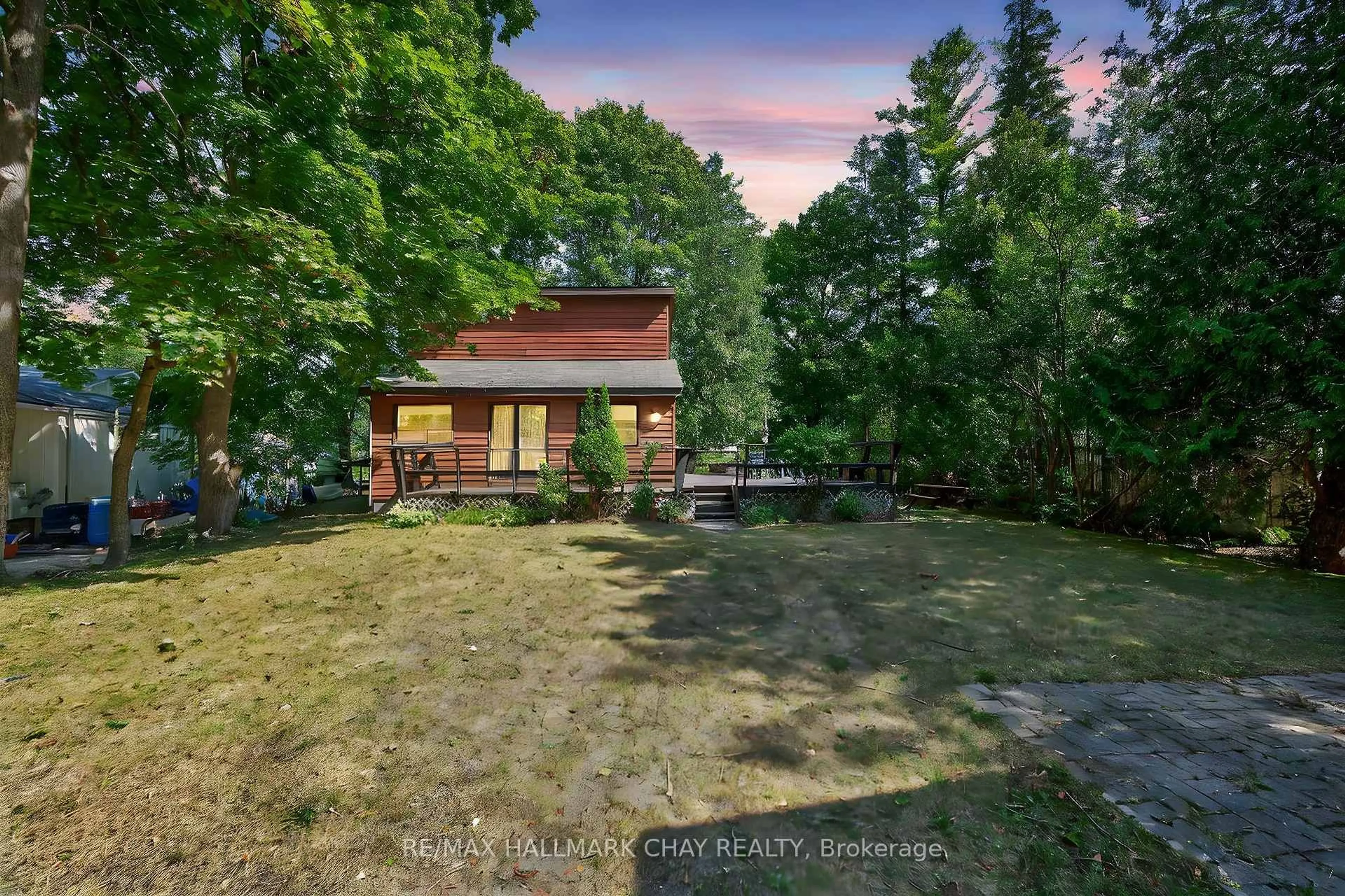 A pic from outside/outdoor area/front of a property/back of a property/a pic from drone, unknown for 566 Oxbow Park Dr, Wasaga Beach Ontario L9Z 2T8