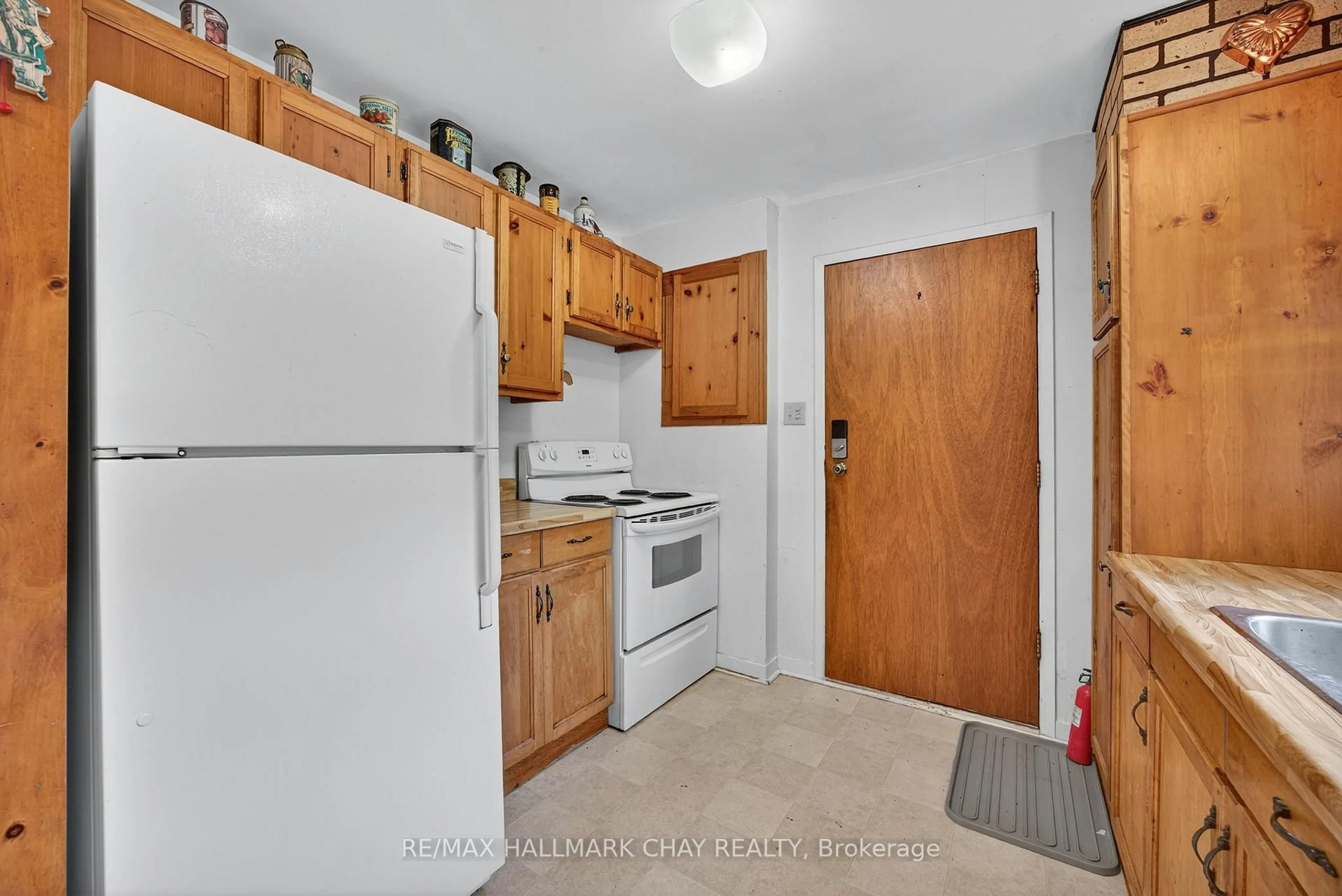 Standard kitchen, unknown for 566 Oxbow Park Dr, Wasaga Beach Ontario L9Z 2T8