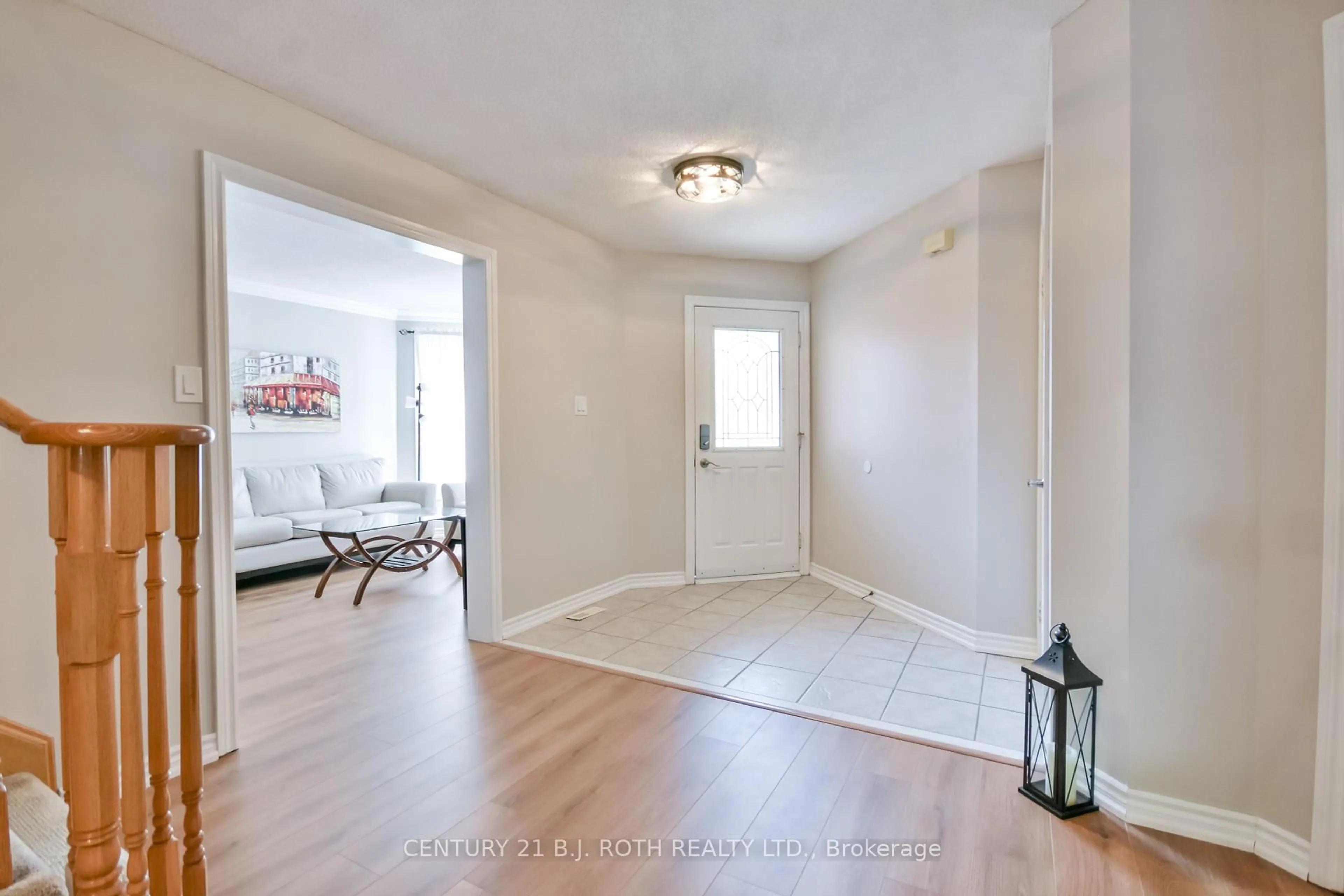 Indoor entryway for 28 Shaina Crt, Barrie Ontario L4N 9S7