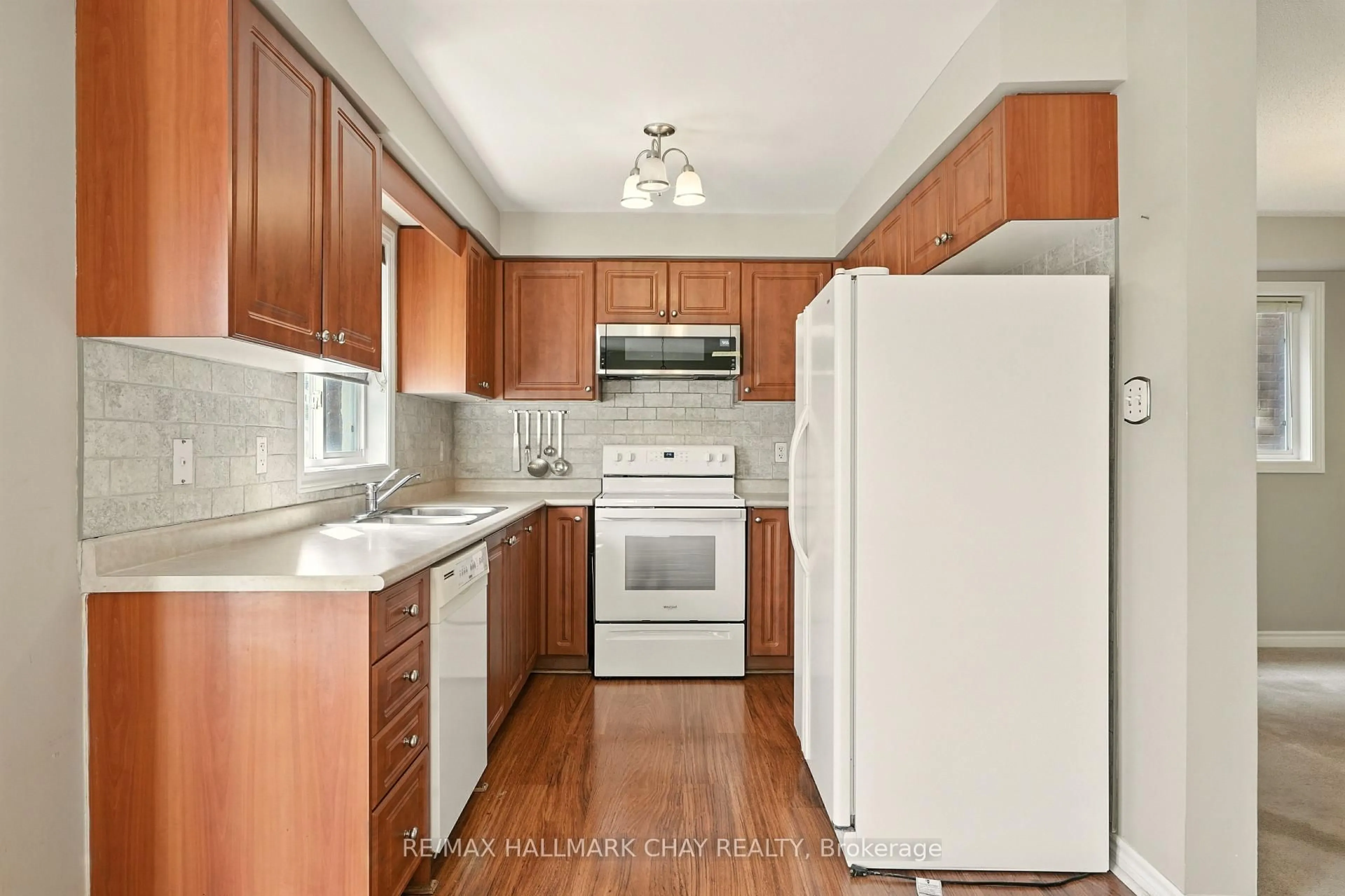 Standard kitchen, unknown for 39 Lang Dr, Barrie Ontario L4N 0W3
