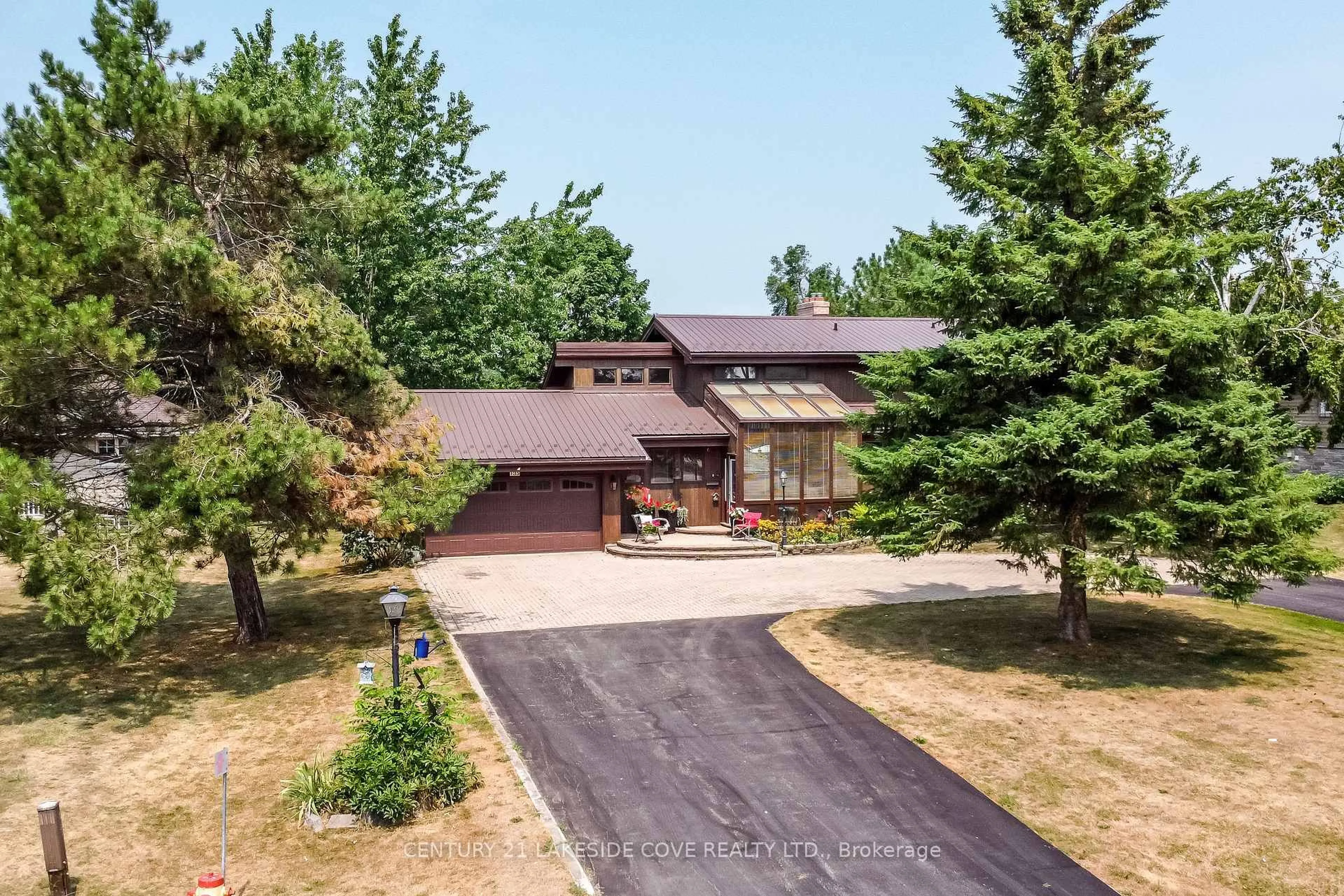 A pic from outside/outdoor area/front of a property/back of a property/a pic from drone, unknown for 135 Bayshore Dr, Ramara Ontario L0K 1B0