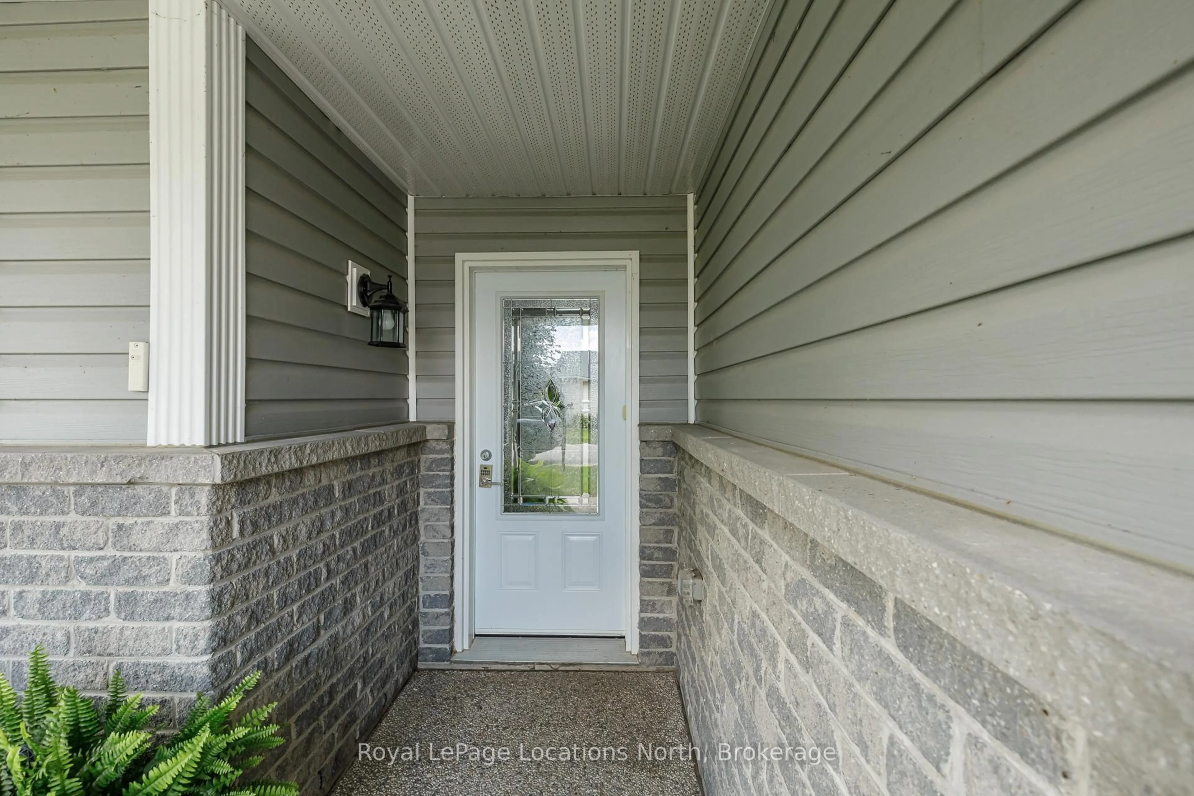 Indoor entryway for 46 new york Ave, Wasaga Beach Ontario L9Z 3A8