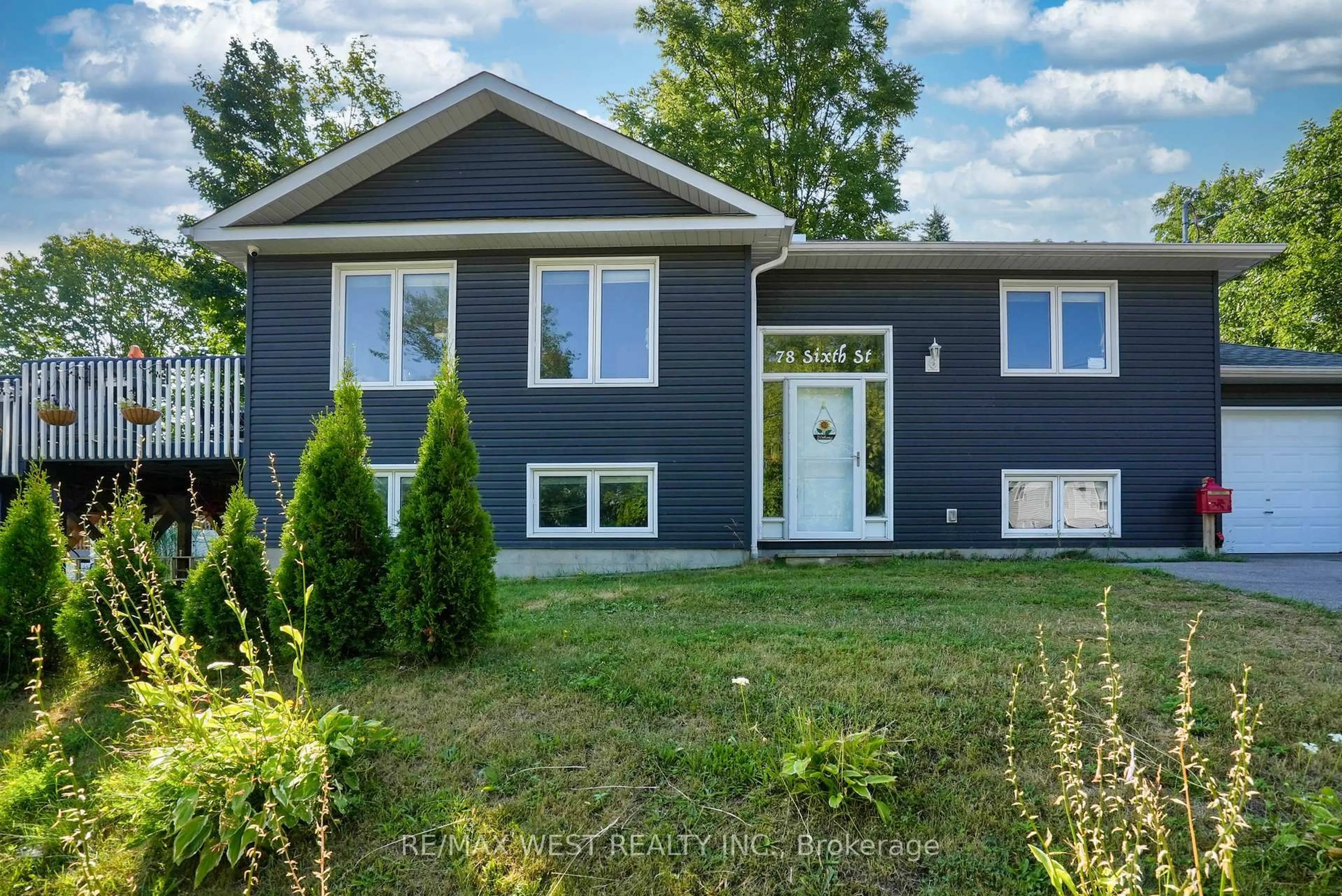 Home with vinyl exterior material, street for 78 Sixth St, Midland Ontario L4R 3X2