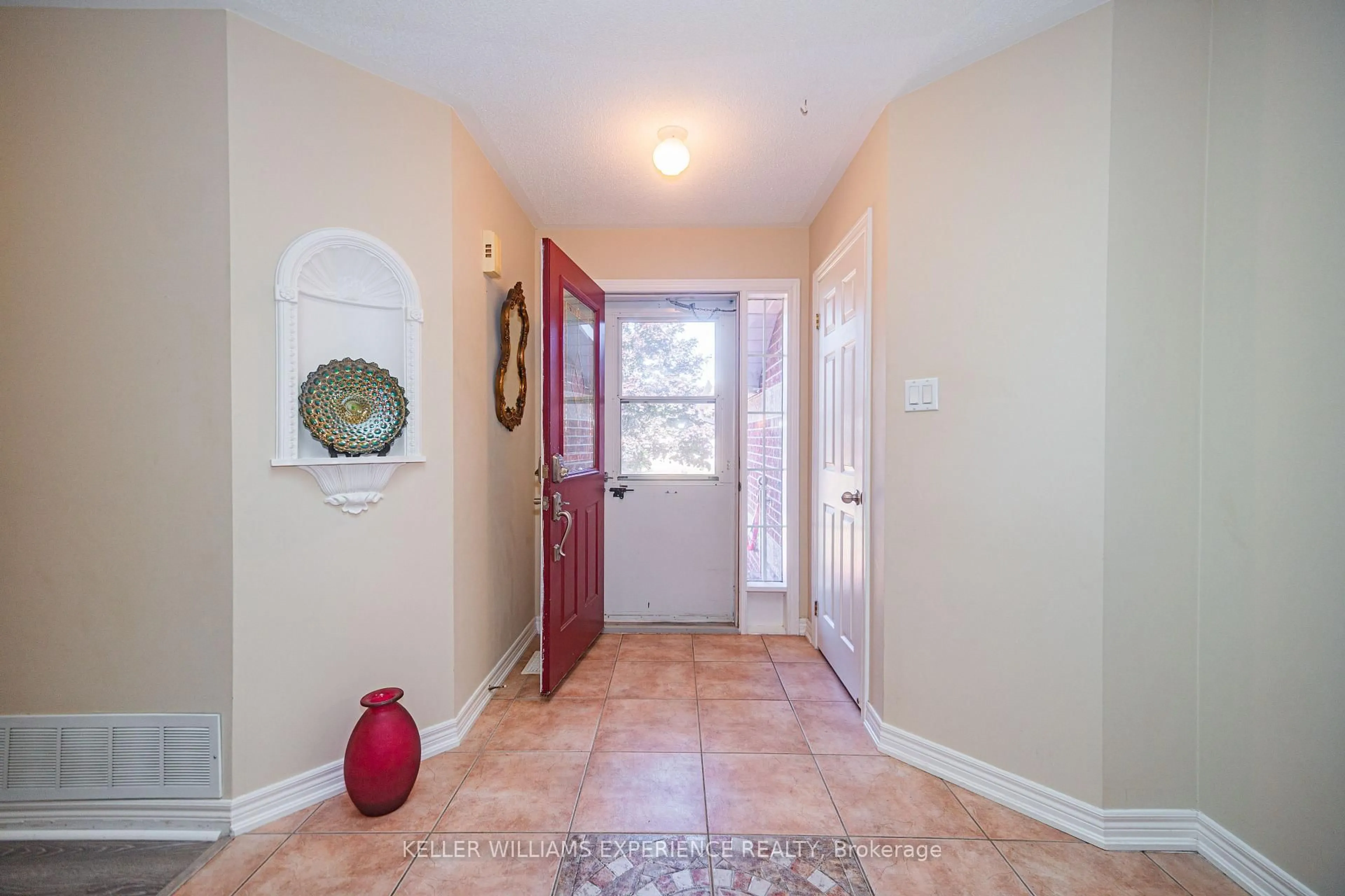 Indoor entryway for 8 Kell Pl, Barrie Ontario L4N 9K3
