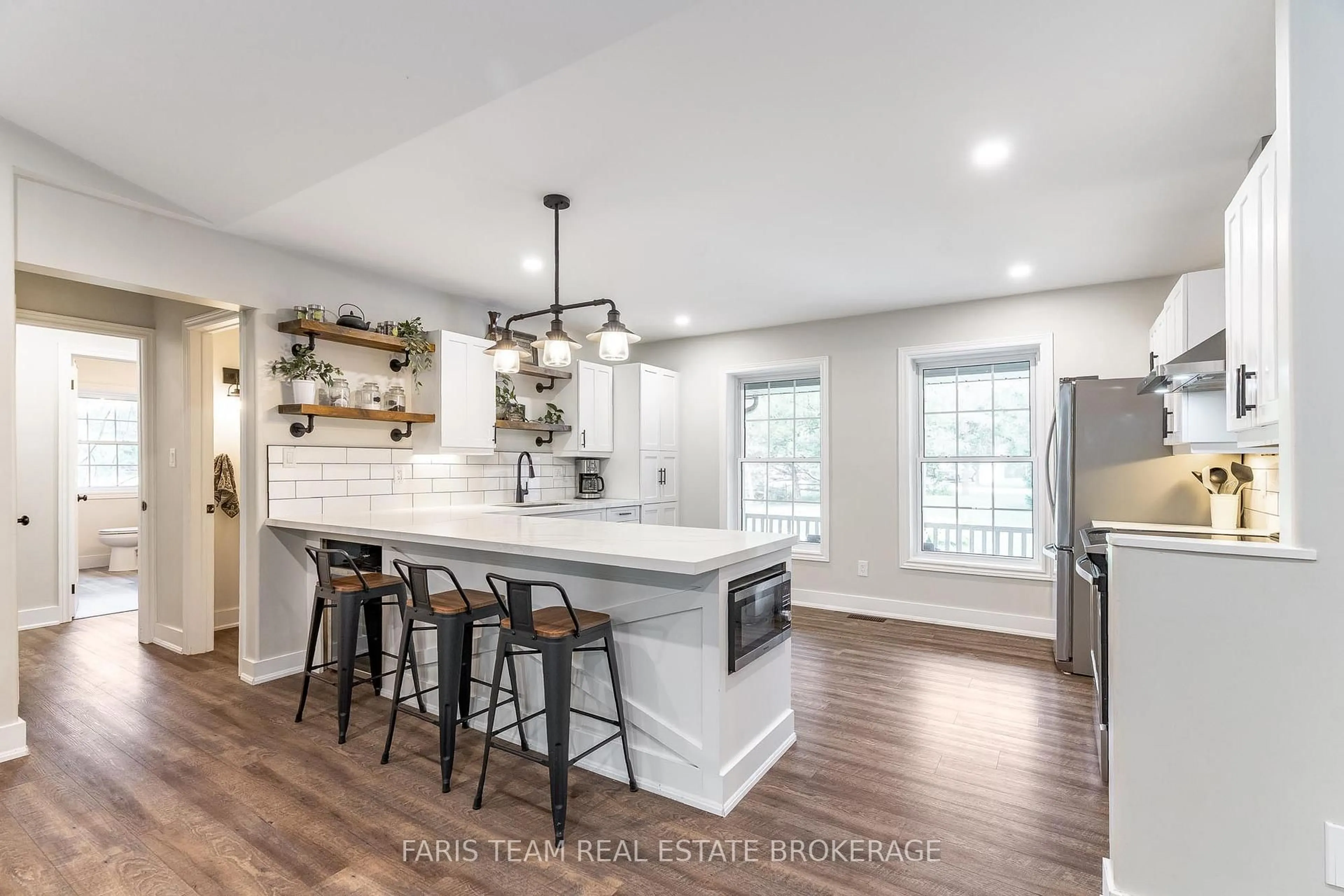 Open concept kitchen, unknown for 3563 Timberline Ave, Severn Ontario L3V 0V8