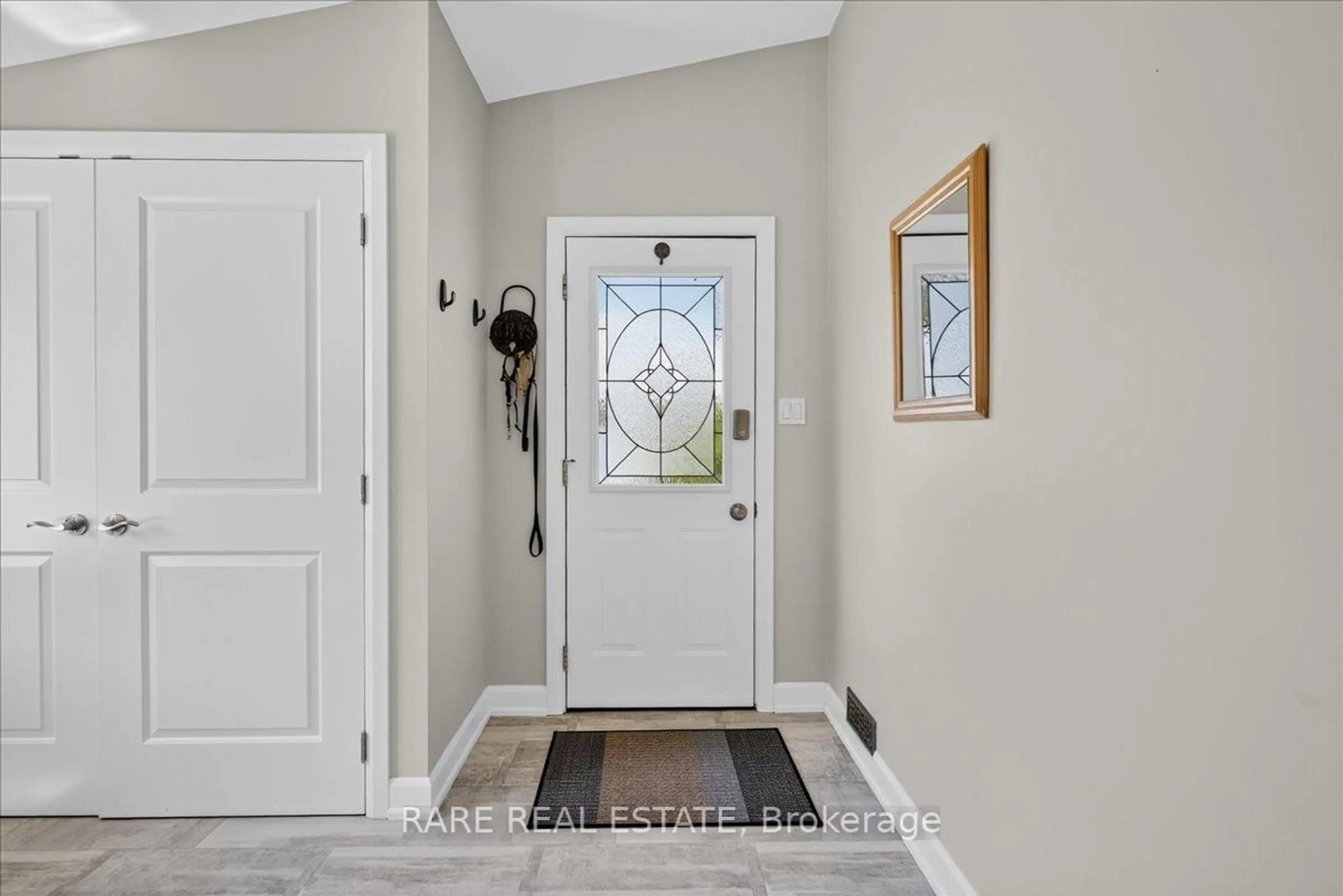 Indoor entryway for 15 DERBY St, Orillia Ontario L3V 5R4