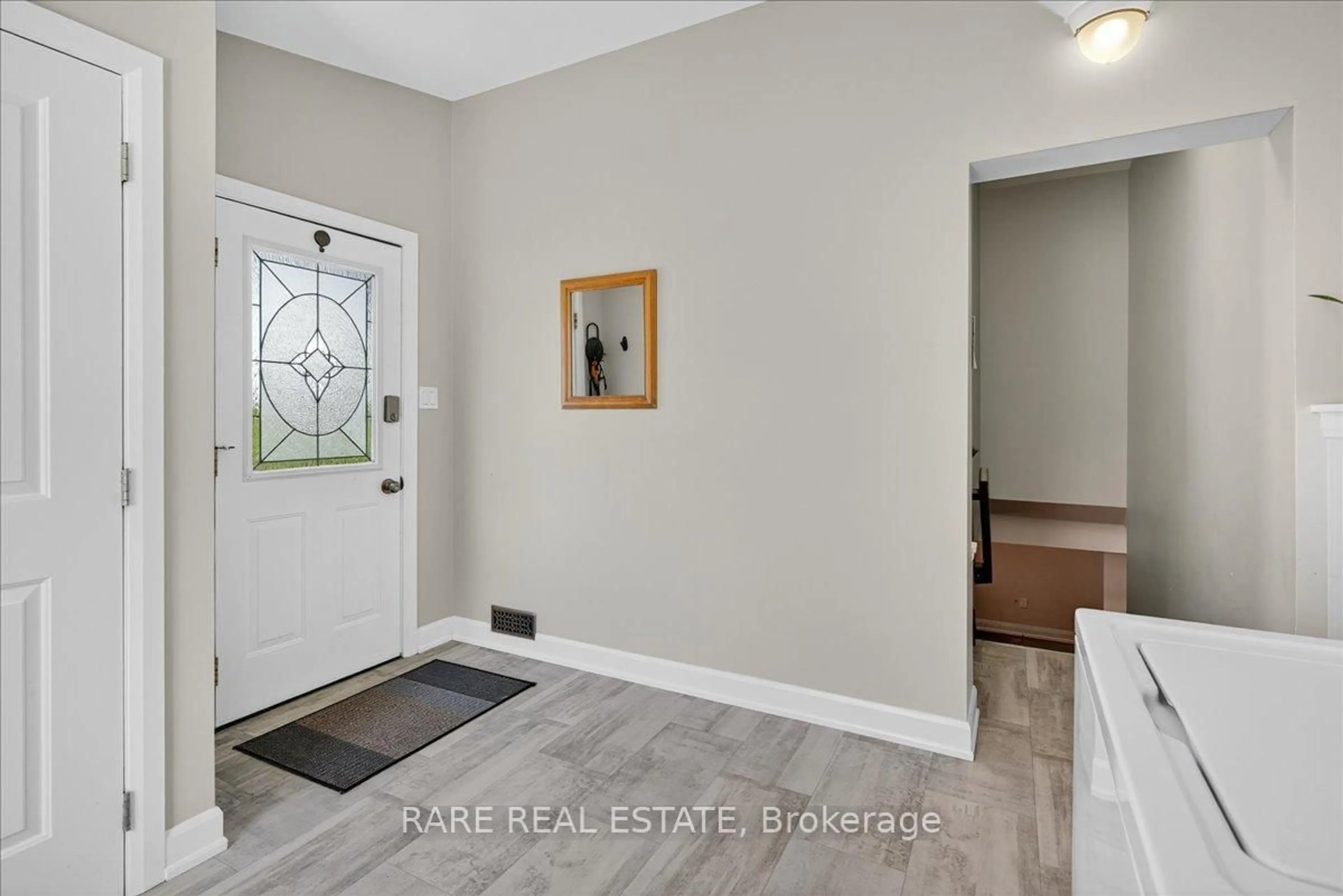 Indoor entryway for 15 DERBY St, Orillia Ontario L3V 5R4