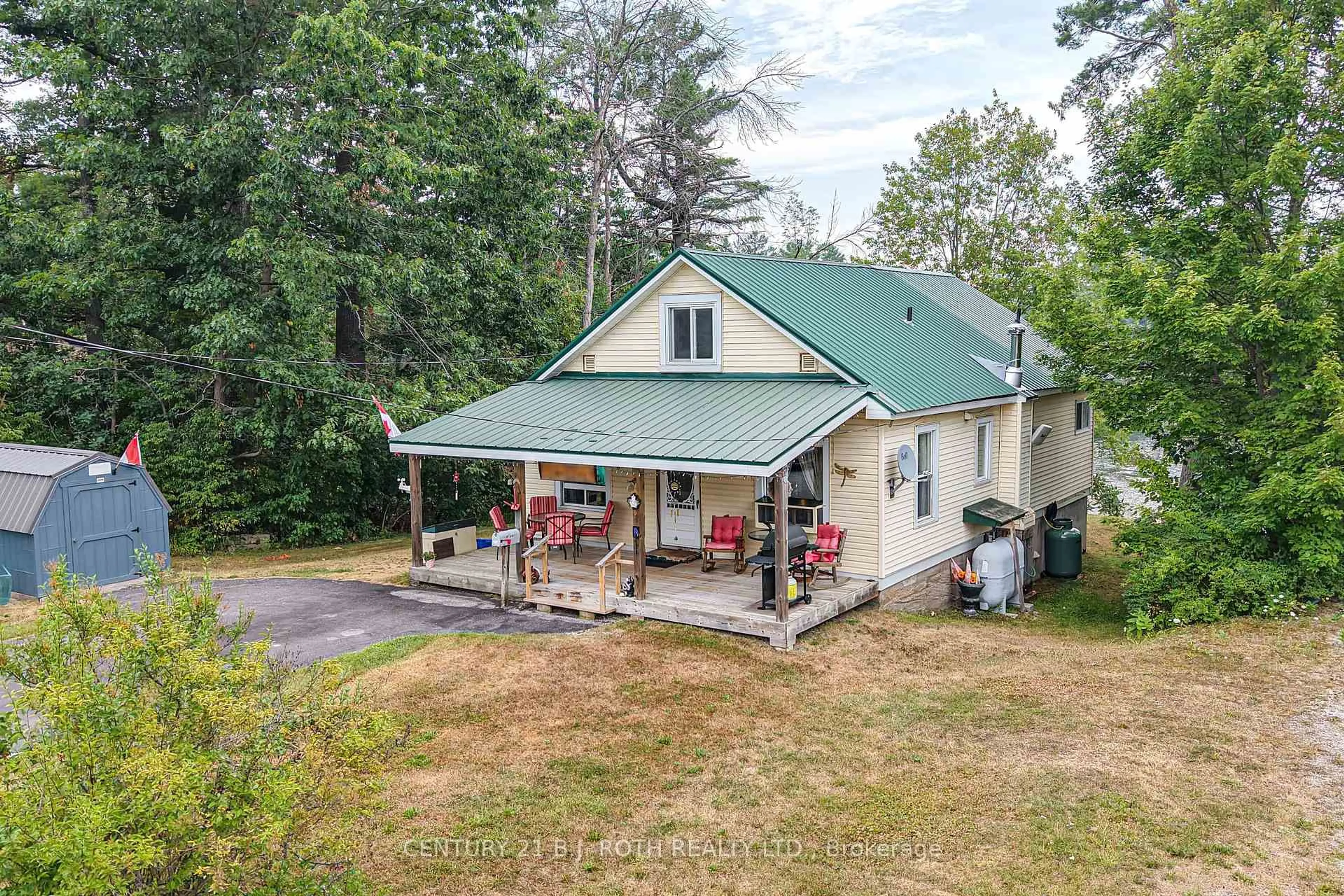 A pic from outside/outdoor area/front of a property/back of a property/a pic from drone, unknown for 3297 Muskoka St, Severn Ontario L0K 2B0