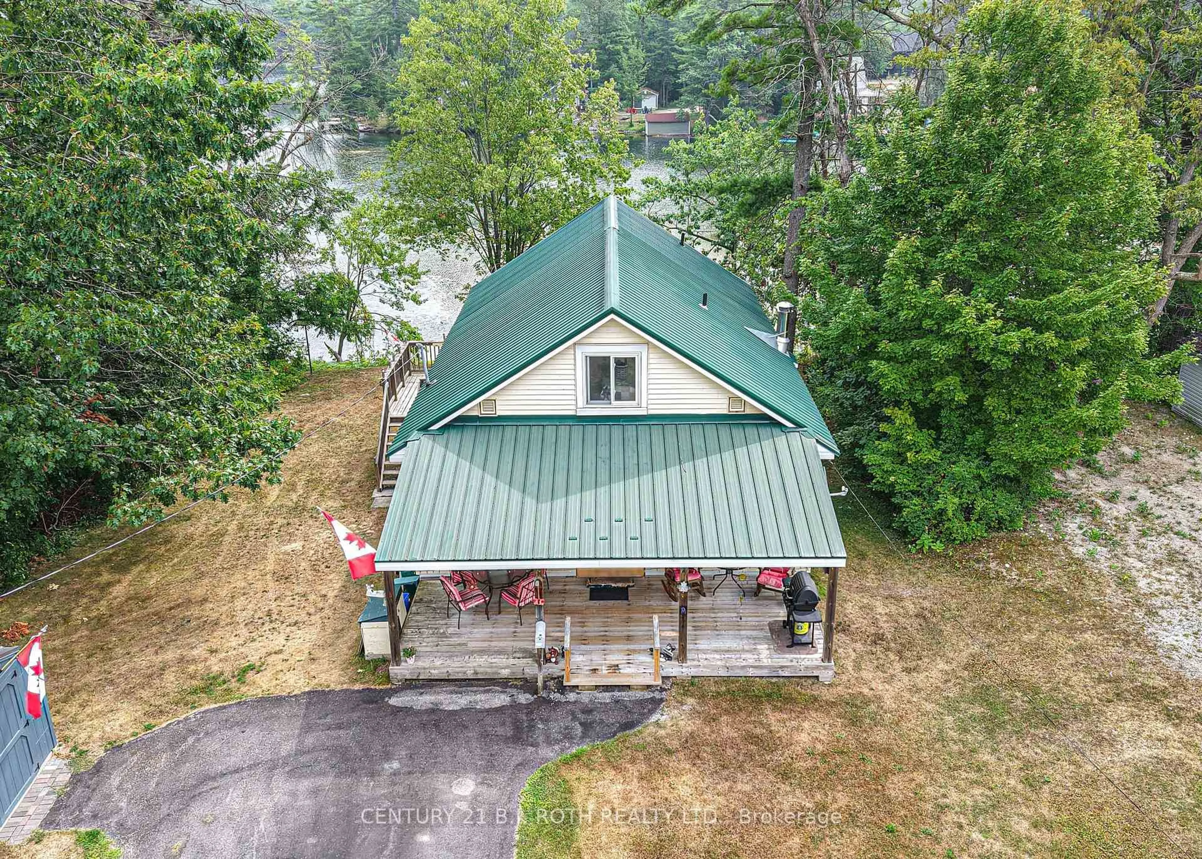 A pic from outside/outdoor area/front of a property/back of a property/a pic from drone, unknown for 3297 Muskoka St, Severn Ontario L0K 2B0