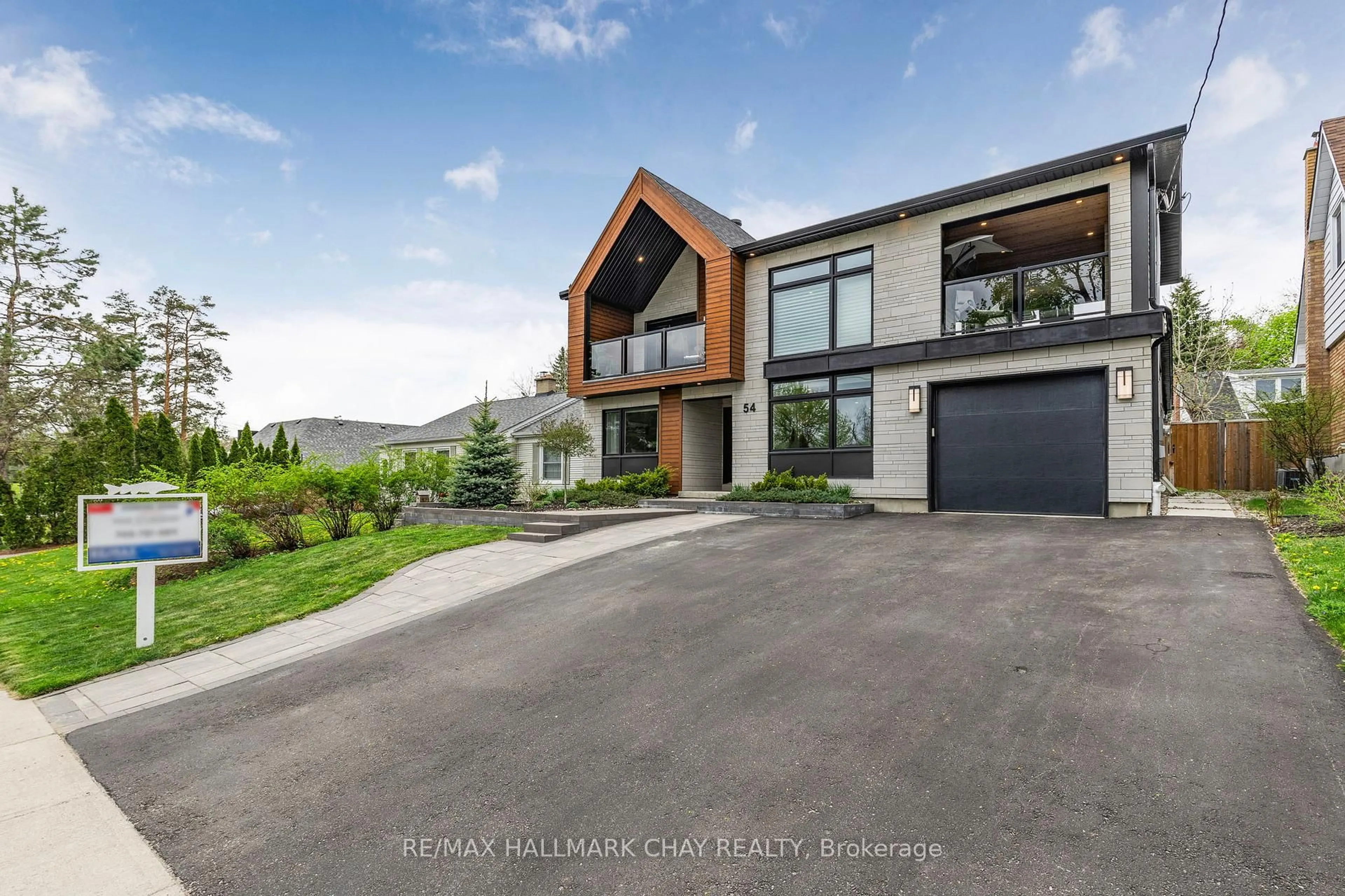 A pic from outside/outdoor area/front of a property/back of a property/a pic from drone, mountain view for 54 Highland Ave, Barrie Ontario L4M 1N3