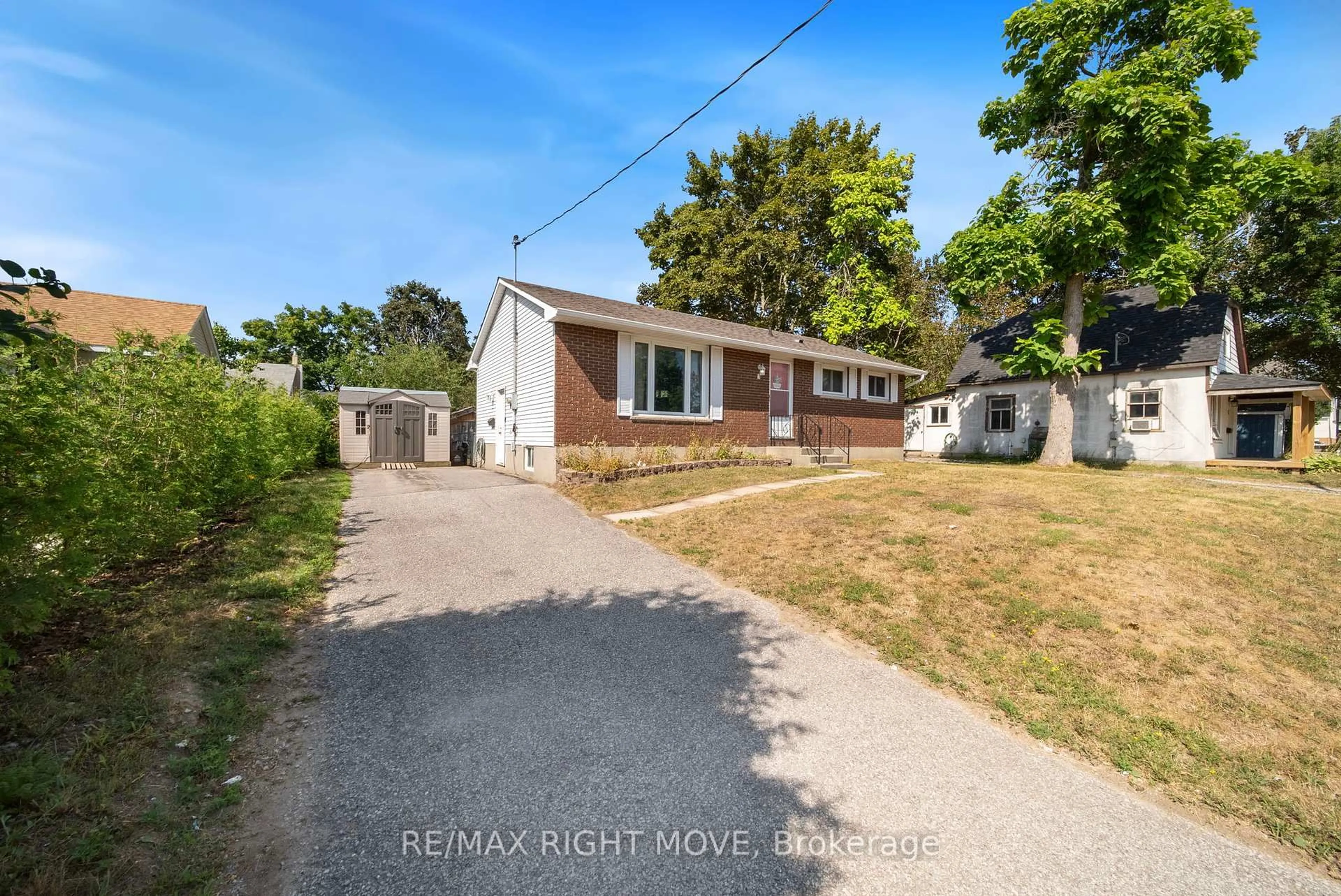A pic from outside/outdoor area/front of a property/back of a property/a pic from drone, street for 3 Westmount Dr, Orillia Ontario L3V 6B7