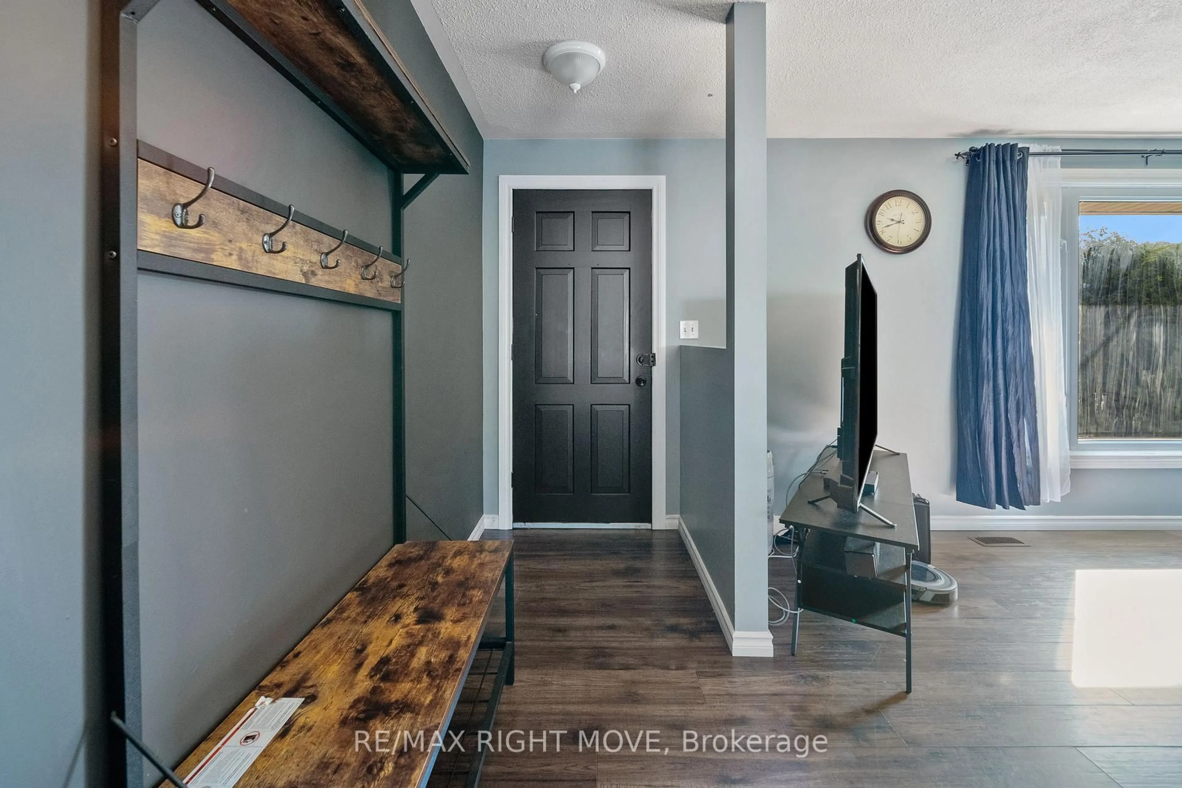 Indoor entryway for 3 Westmount Dr, Orillia Ontario L3V 6B7