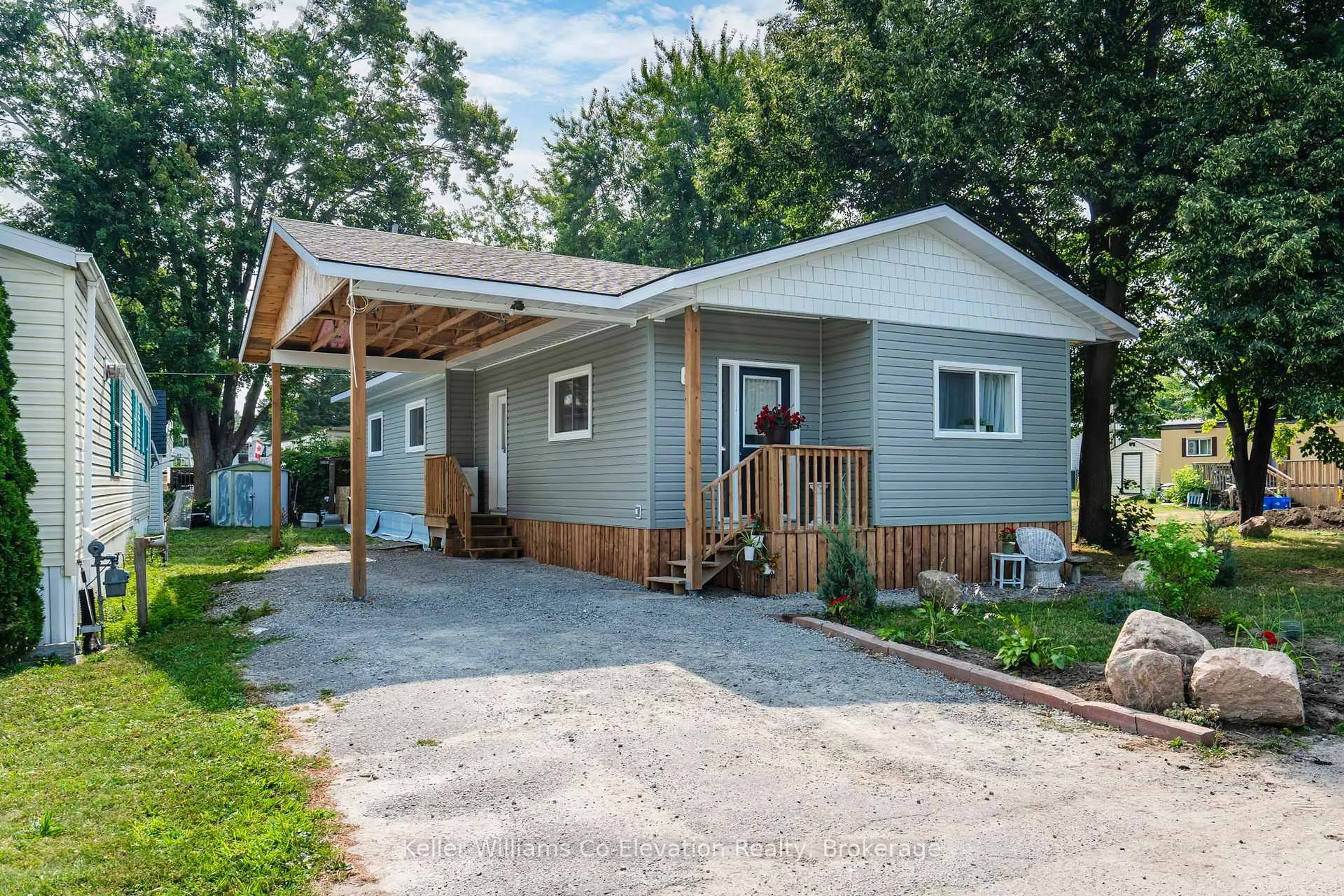 Home with vinyl exterior material, street for 19 Vic's Rd, Midland Ontario L4R 0B8