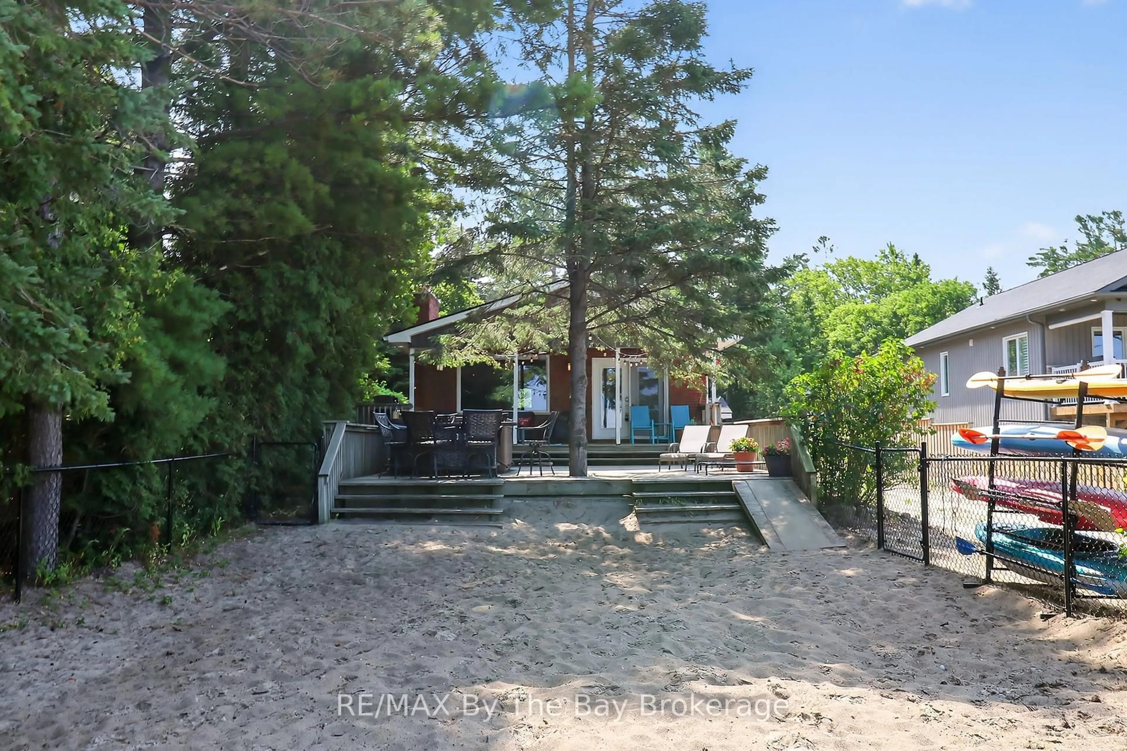 A pic from outside/outdoor area/front of a property/back of a property/a pic from drone, unknown for 342 Coastline Dr, Wasaga Beach Ontario L9Z 2M4
